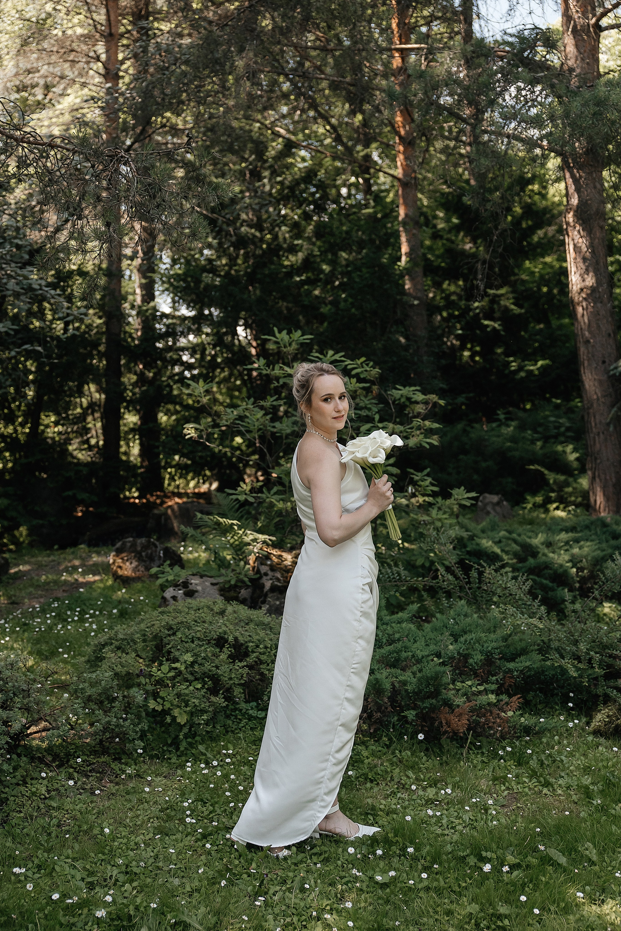 Свадебная фотосессия в Ботаническом саду имени Цицина. Свадебный фотограф в Москве Дарья Олендарёва