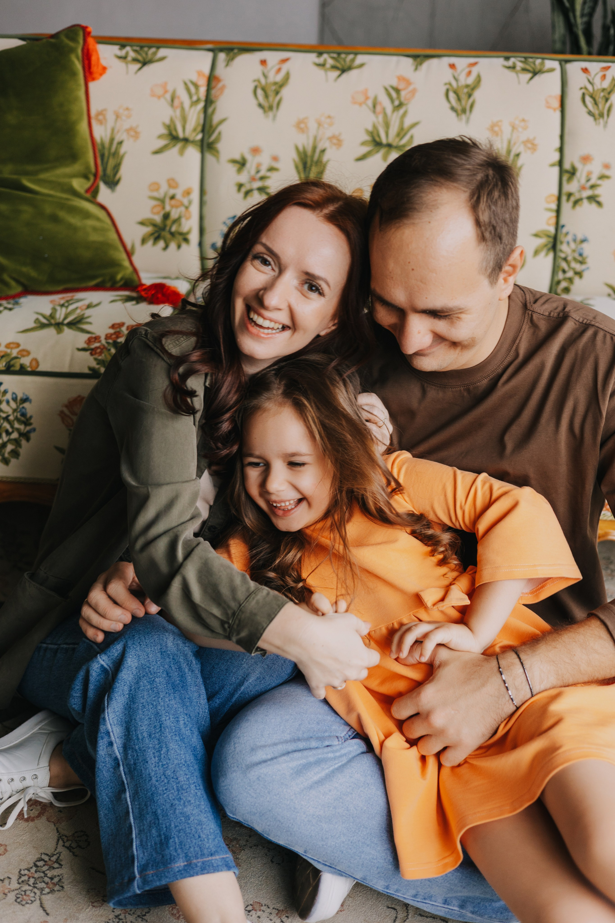 Фото семьи в объятиях, крупный план эмоций