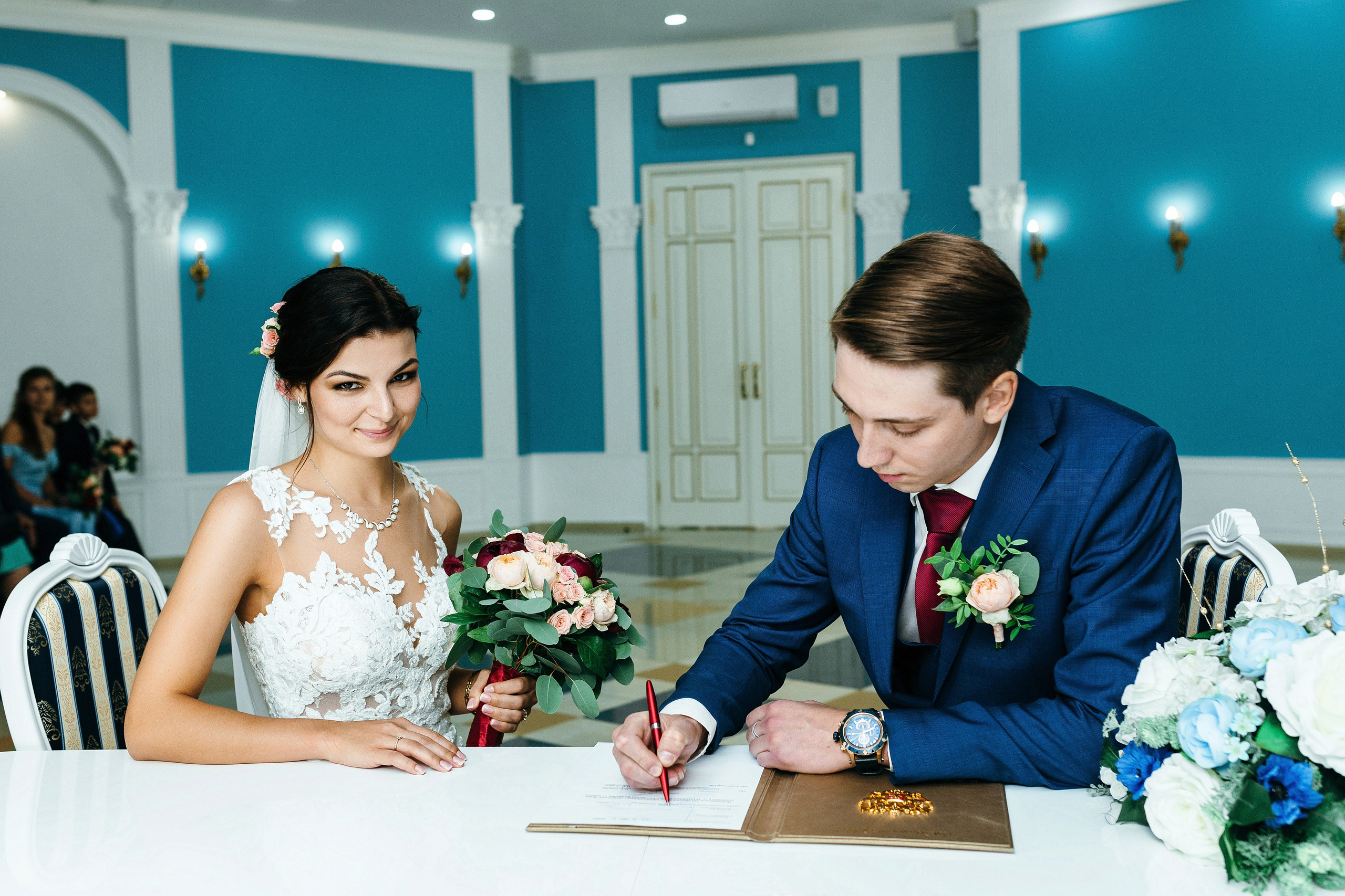 Фотограф для вашего торжества - съемки регистрации брака, постановочные фото мужа и жены, живые фото на улице, передающие весь спектр эмоций присутствующих. Получите предварительную консультацию по телефону или в мессенджерах.