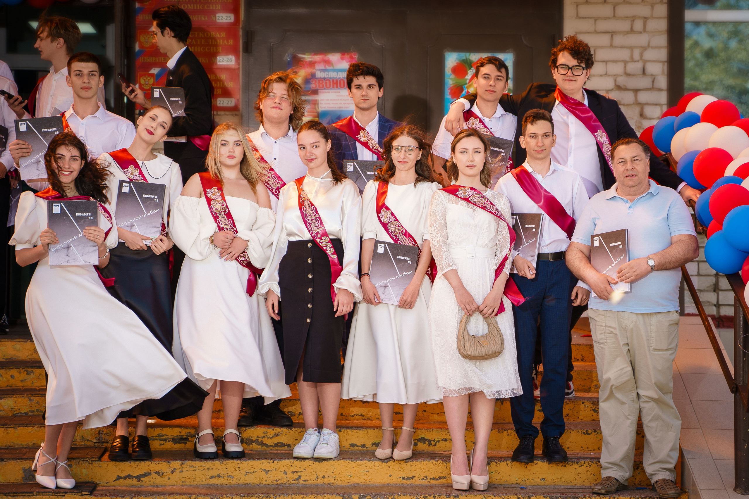 Последний звонок_Выпускники 11кл._Гимназия 18_2024 г. Фотографы из солнечного Краснодара Вадим и Надежда Митус