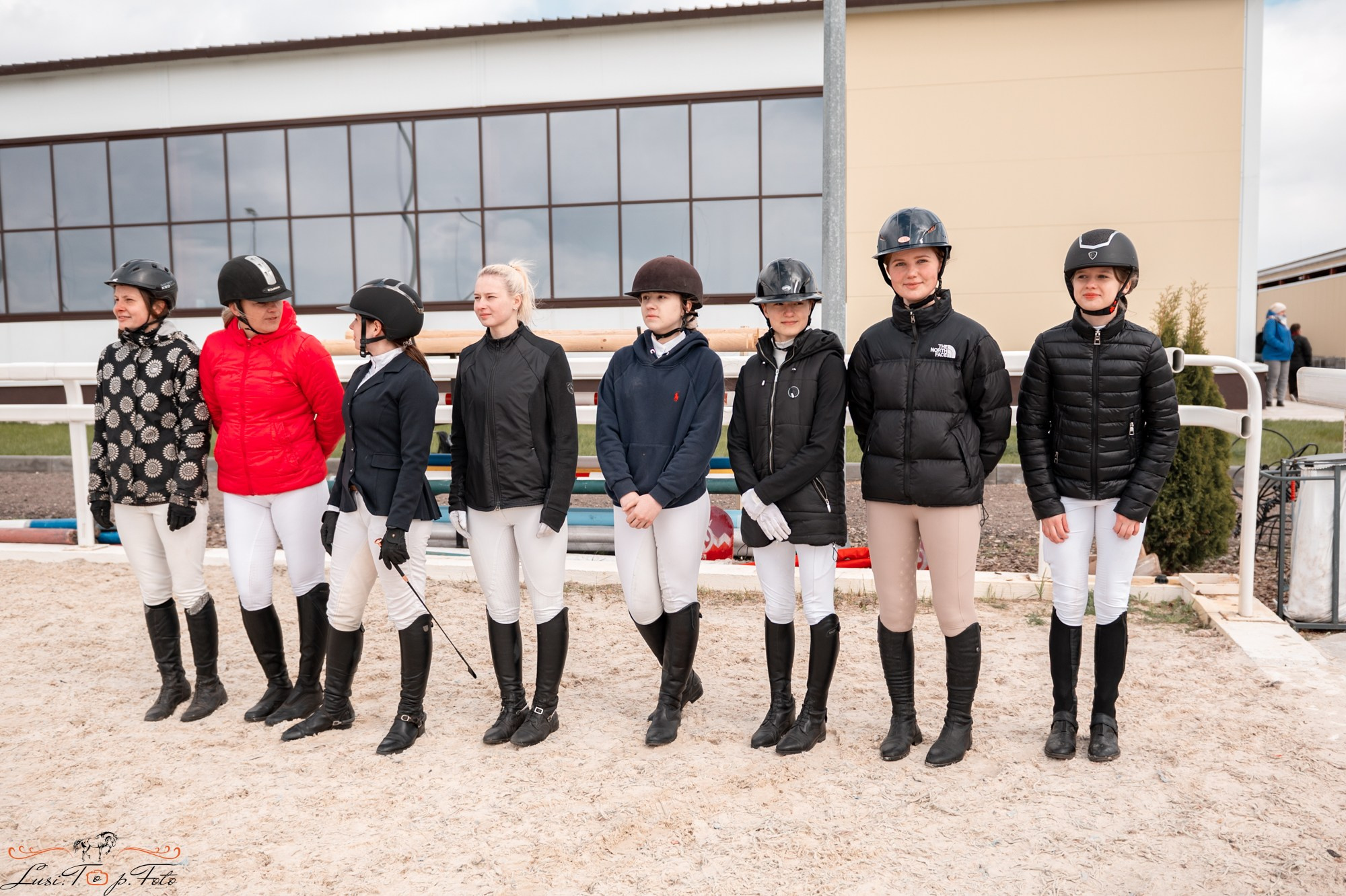 Кубок Победы конного Клуба EQUIPARK по конкуру. Конный и фотограф с животными в Твери Топталова Люся