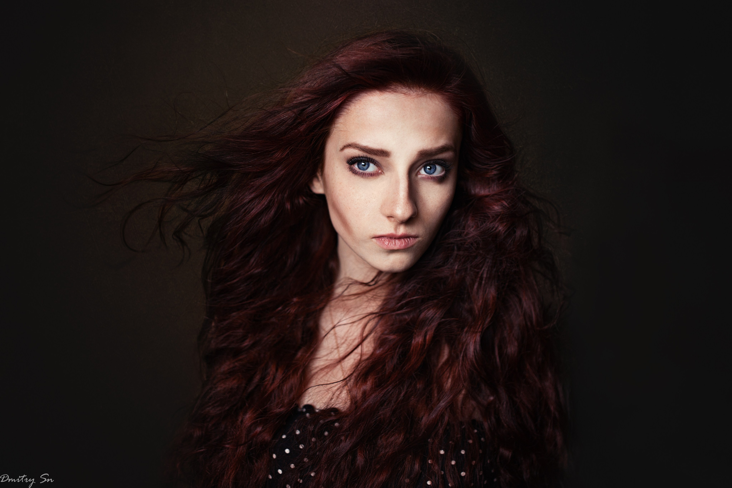 Фотосет в минималистичном стиле с Эвелиной у окна в формате для «себя»