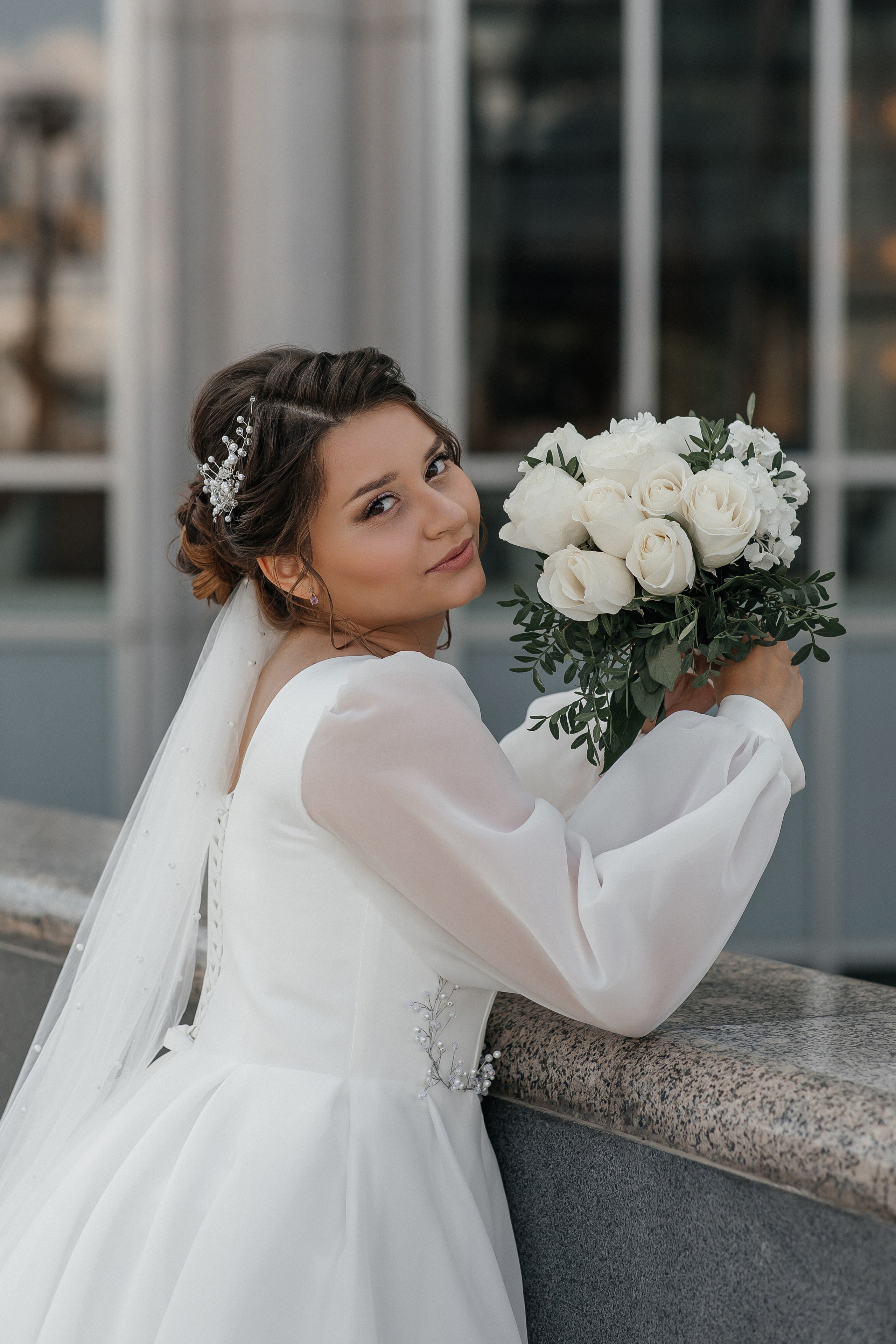 Свадебная фотосессия у Дома Музыки. Свадебный фотограф в Москве Дарья Олендарёва