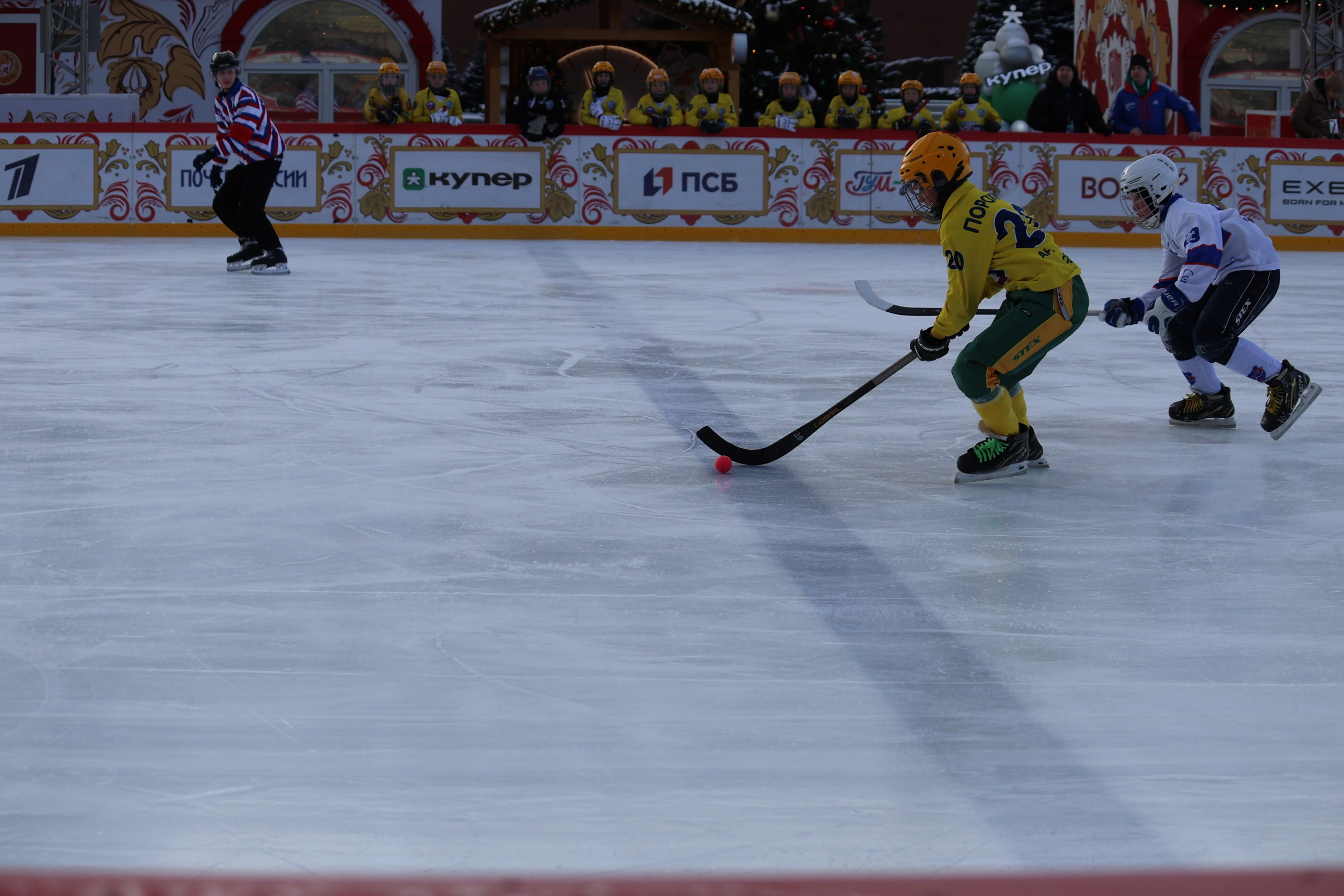 Хоккей с мячем на Красной площади. Фото. Репортажный фотограф, спортивный фотограф в Москве и области