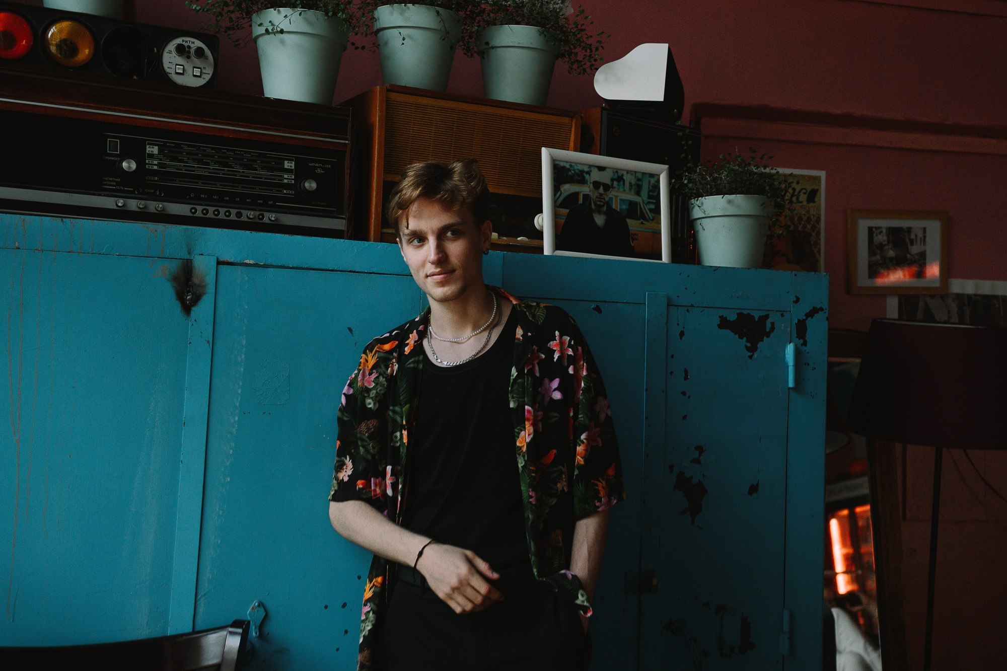 Стрит-фотосессия в Тюмени — Surf Coffee, Бар Двор. Портретный фотограф Тюмень Дарья Мустафина