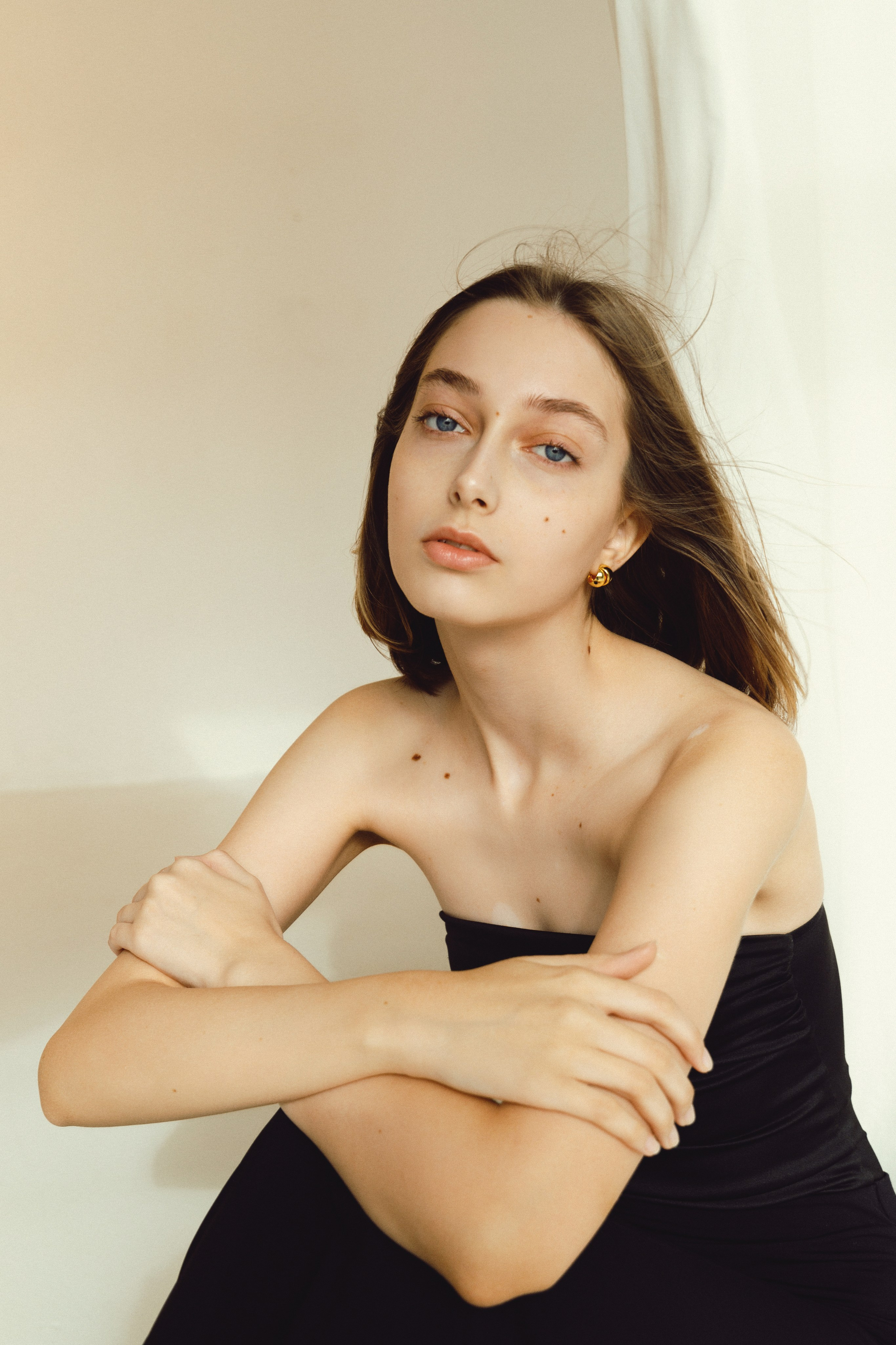 в бежевом свитере с уютным настроением. Портретная фотосессия в Москве.