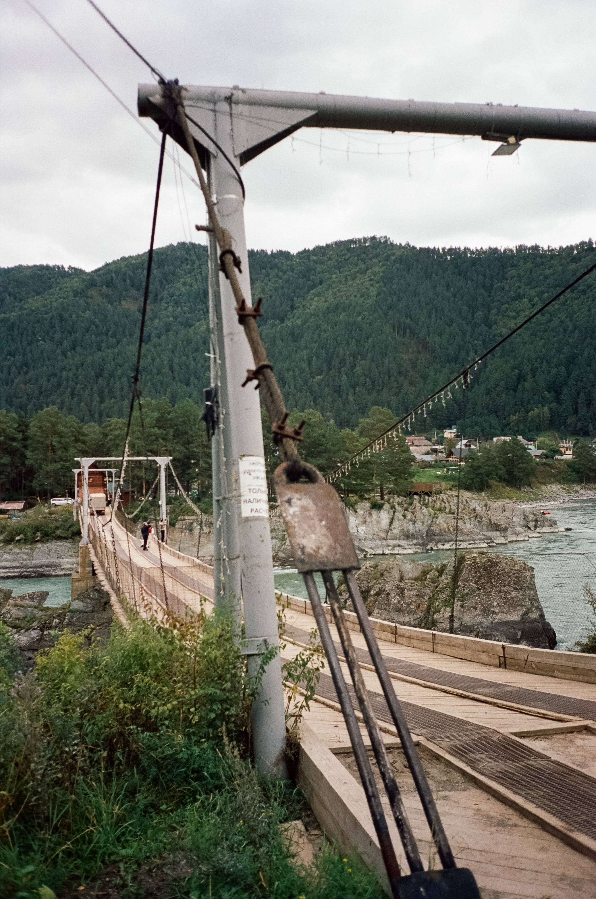 Катунь и скалы. Зубы Дракона в пасмурный день. Фотограф-документалист Мария Осокина