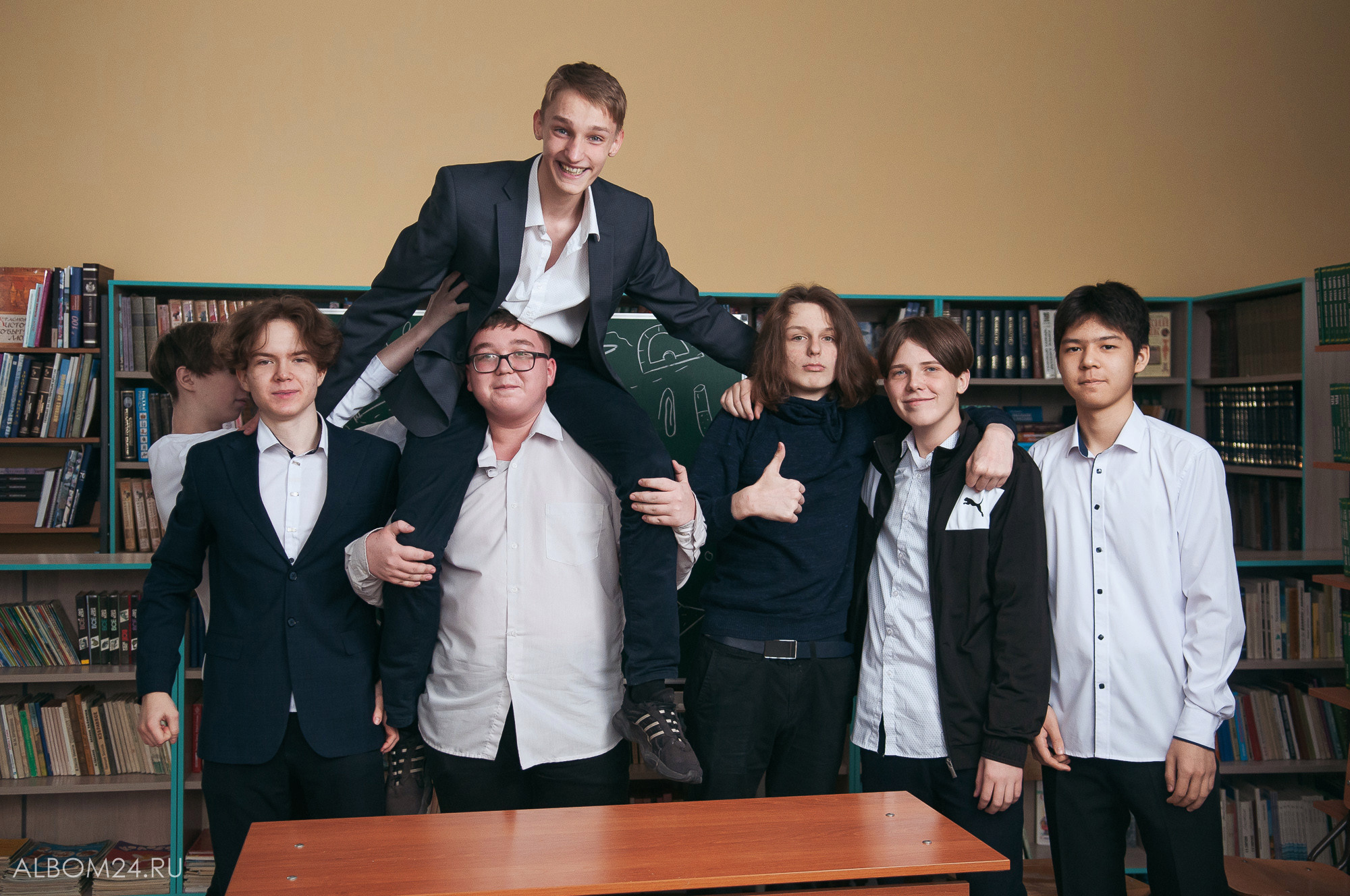 Съемка на выпускной альбом Гимназия № 11, 9В. Выпускные альбомы и фотосъемка в Красноярске