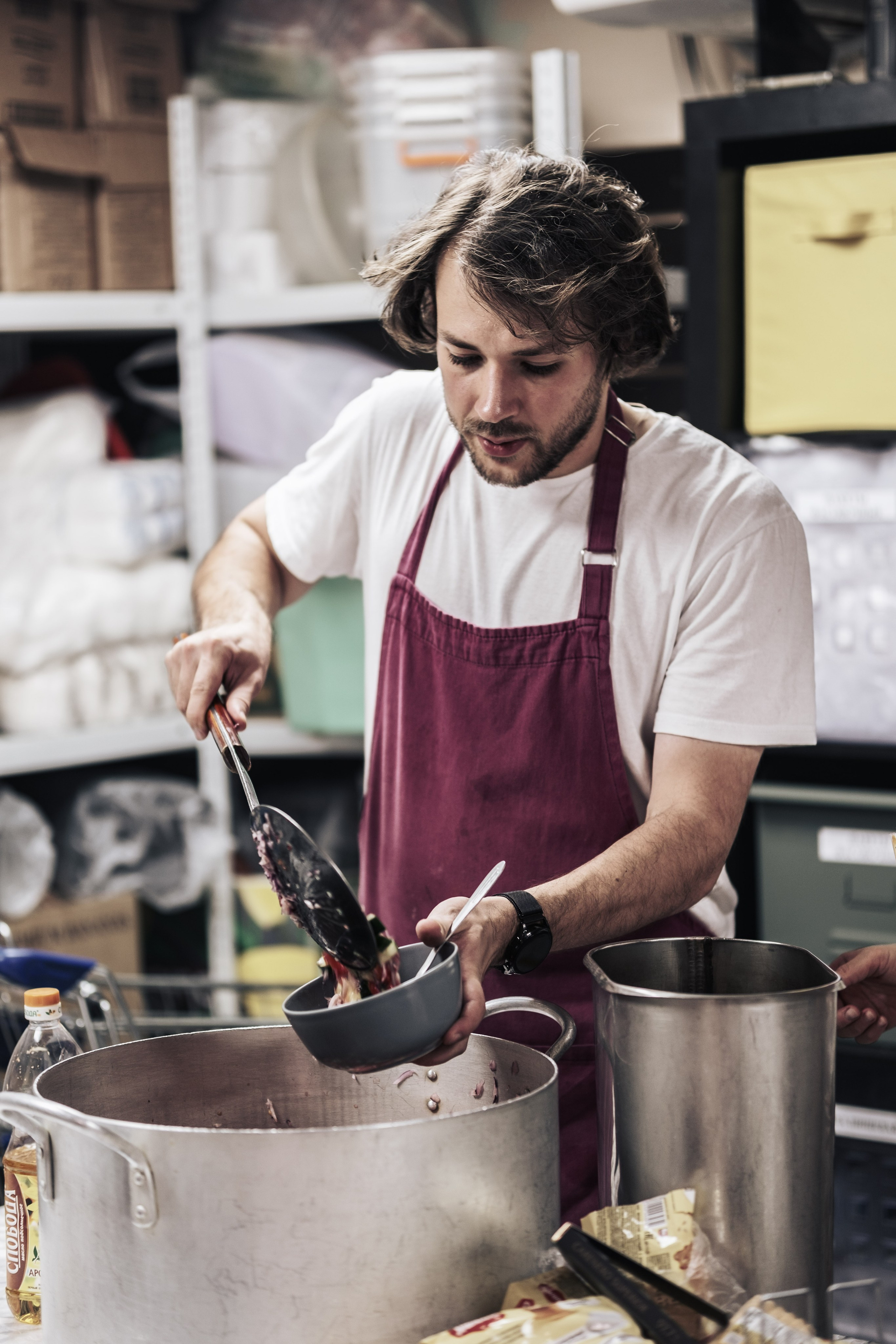 Готовка для бездомных и кормление их в Москве. Фотограф в Москве Максим Скоробогатов