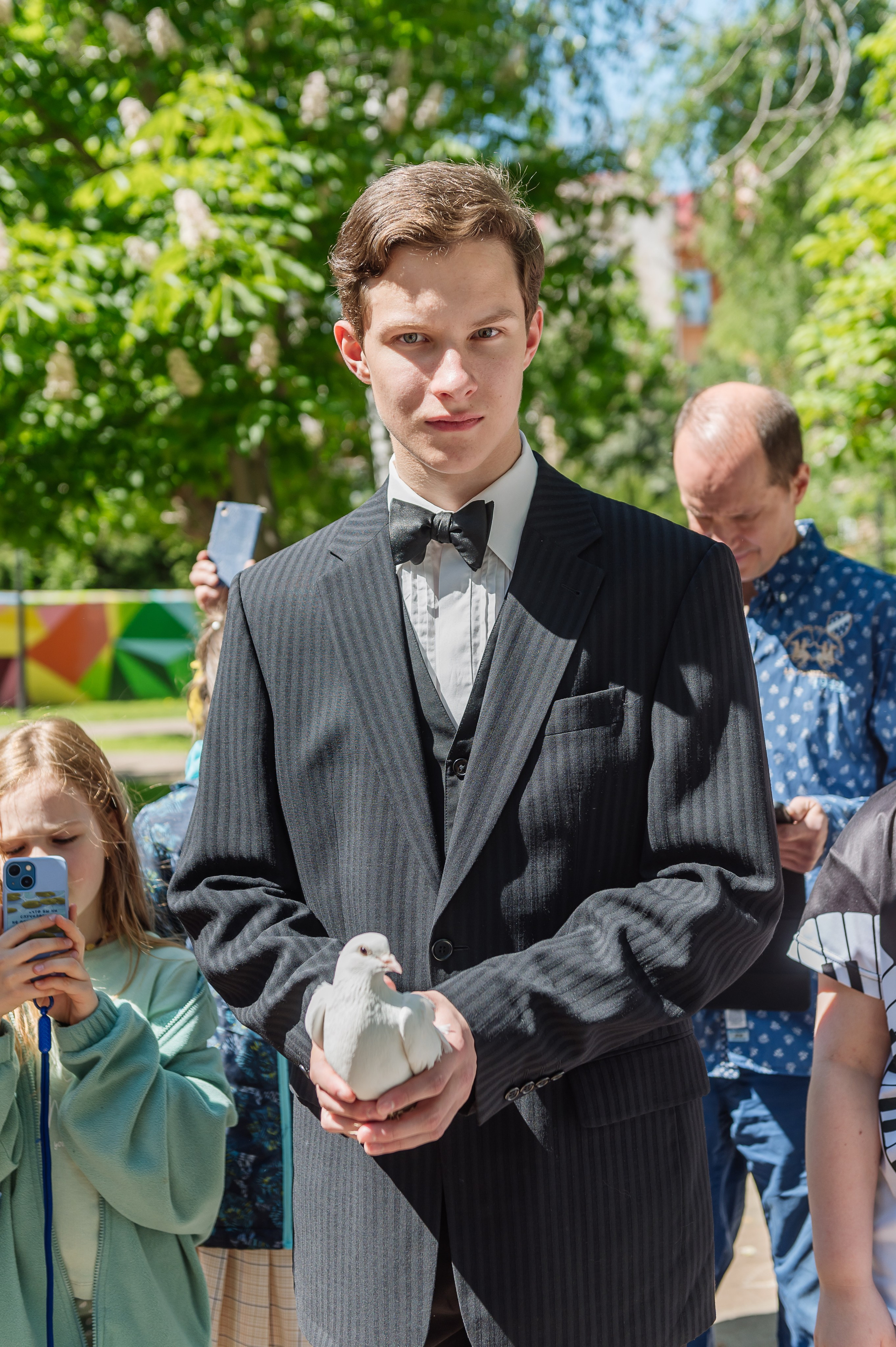 выпускник выпускает голубя