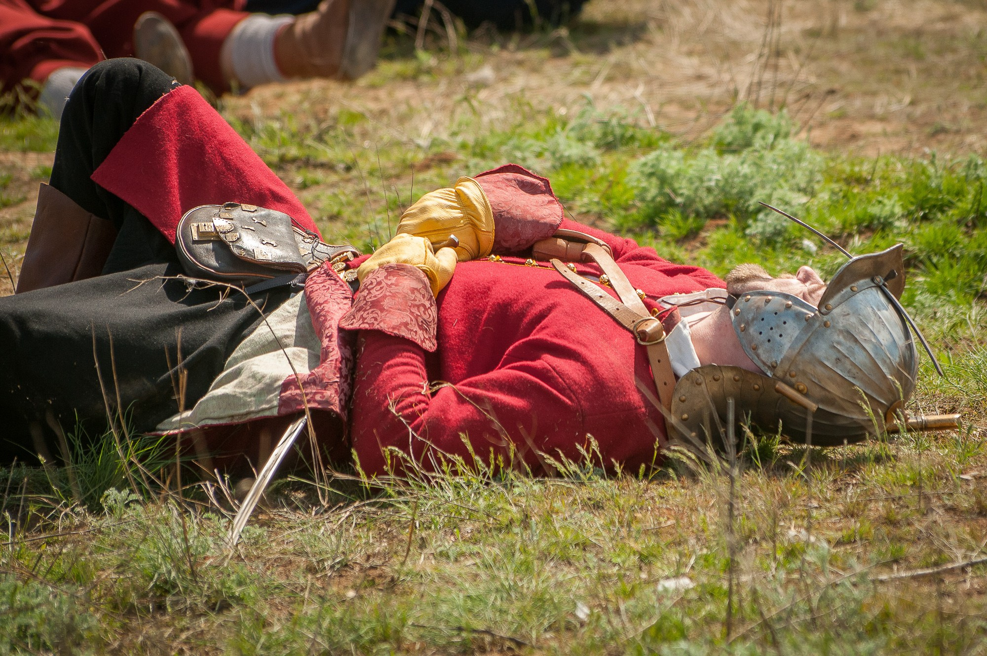 Участник реконструкции лежит на земле