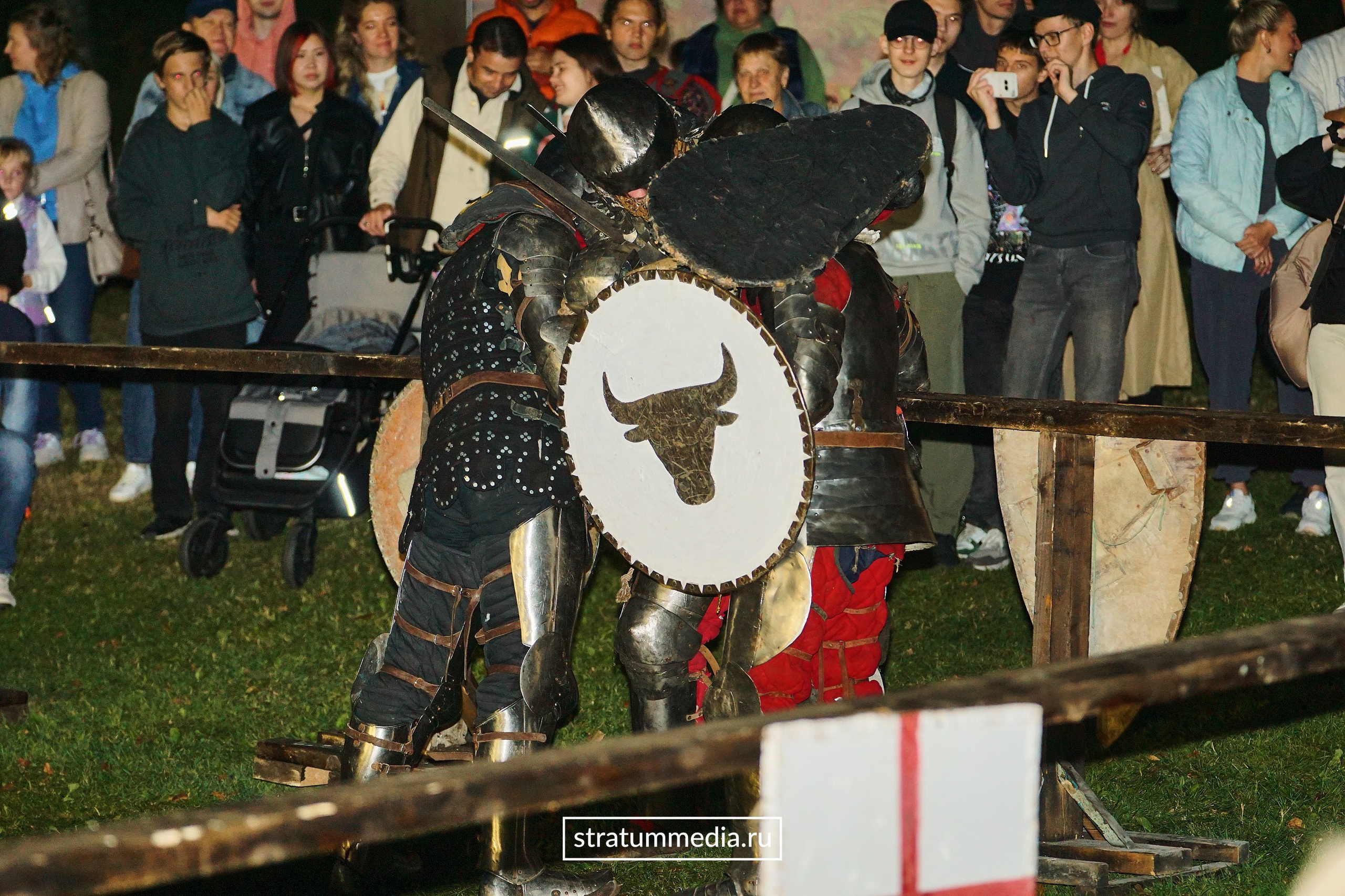 Fire Show at Park. Stratum Media — Фото-Видео Съемки