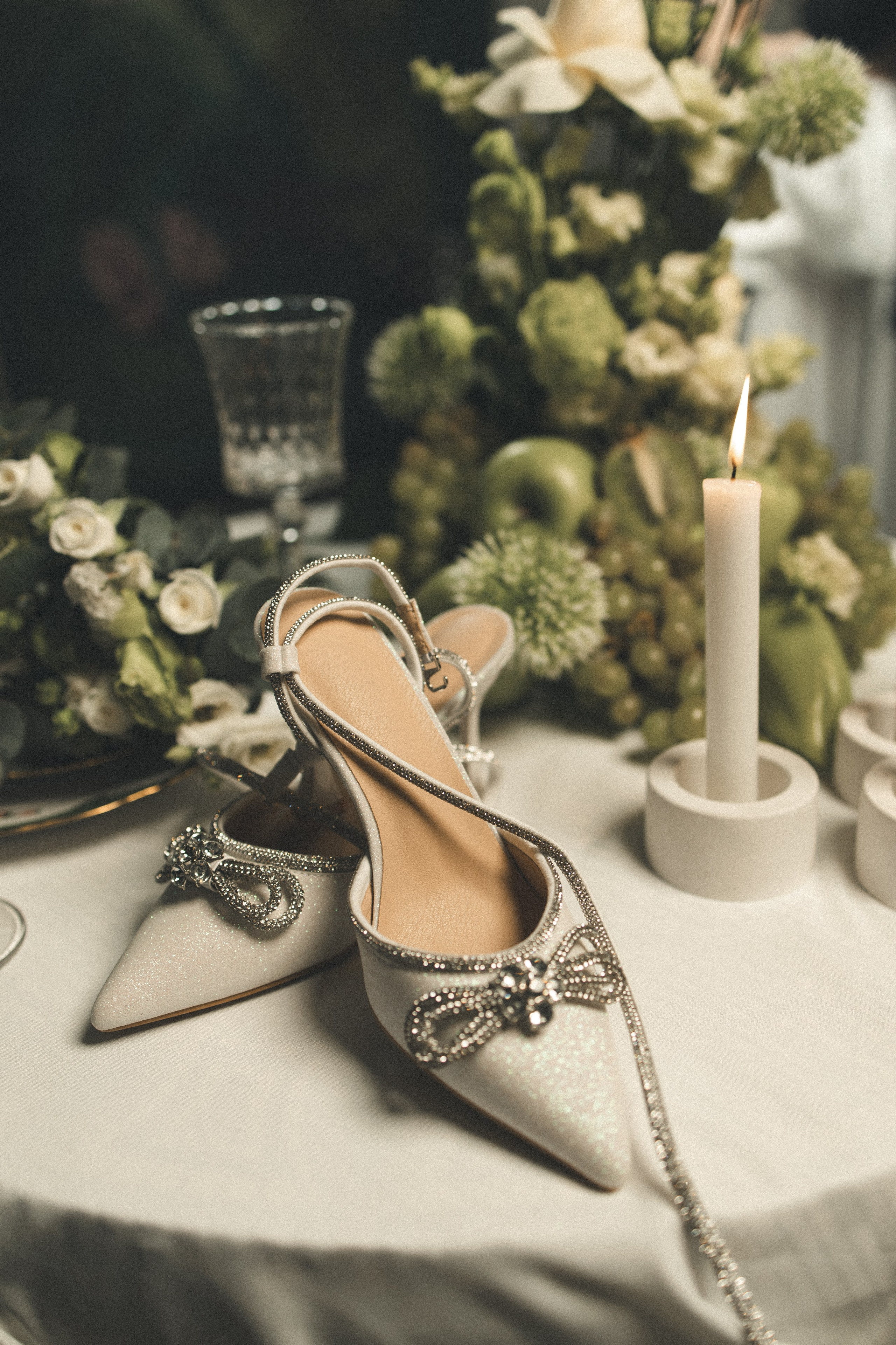 Свадебные туфли и букет крупным планом