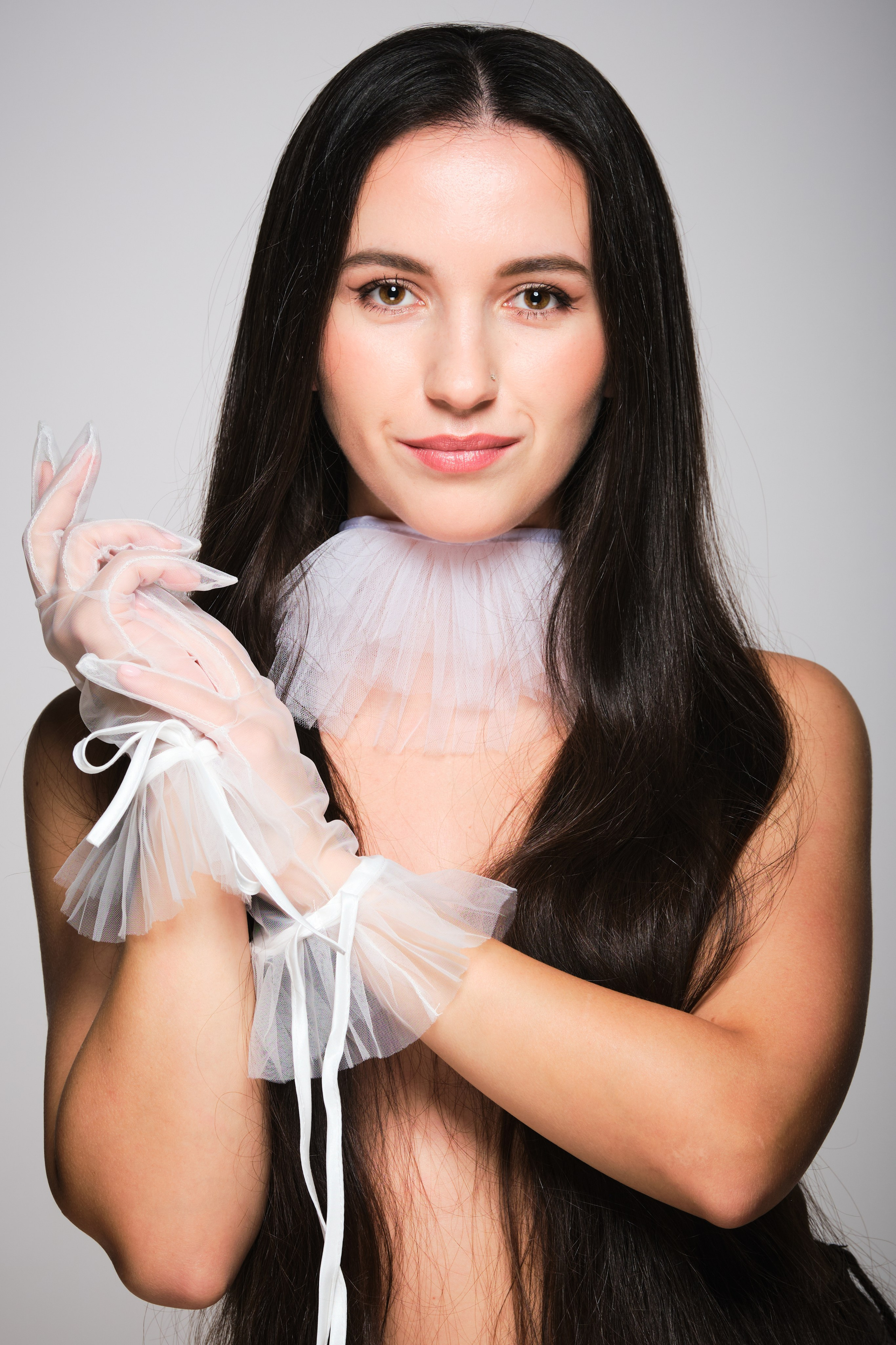 Творческий студийный портрет девушки в белом жабо и перчатках с загадочной улыбкой | Художественная фотосессия для создания нежного и выразительного образа