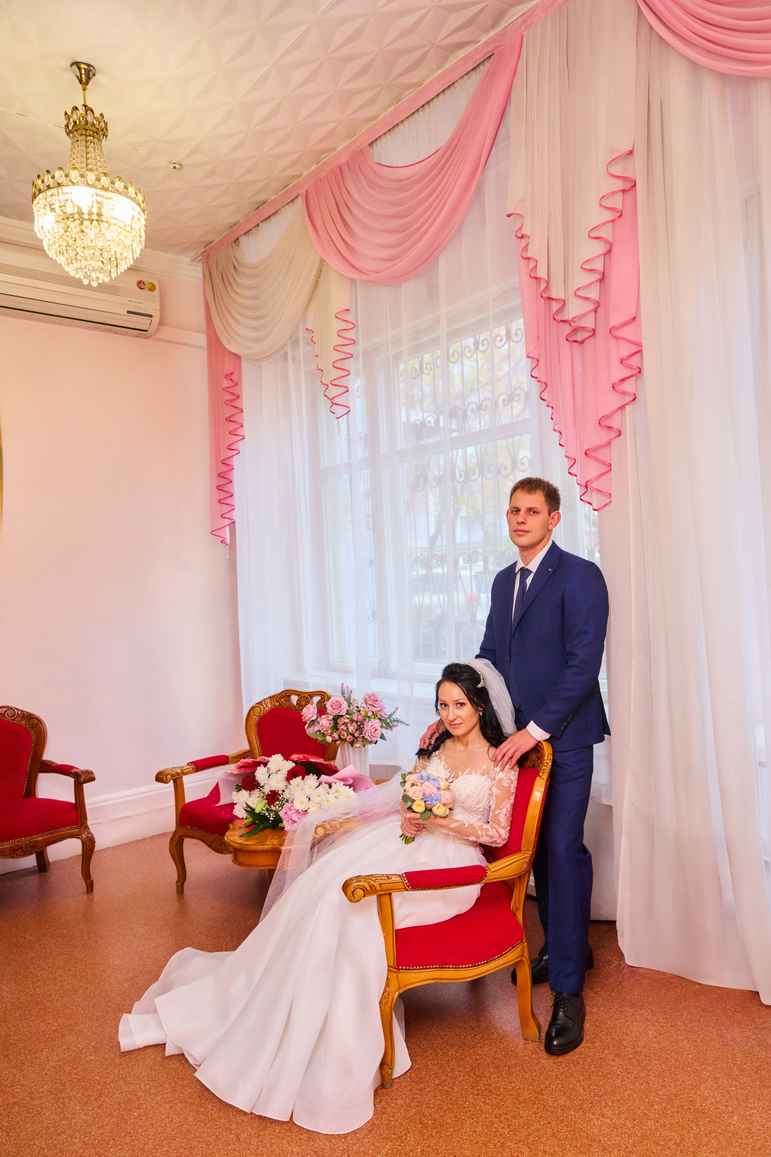 В зале ожидания жених стоит, невеста сидит