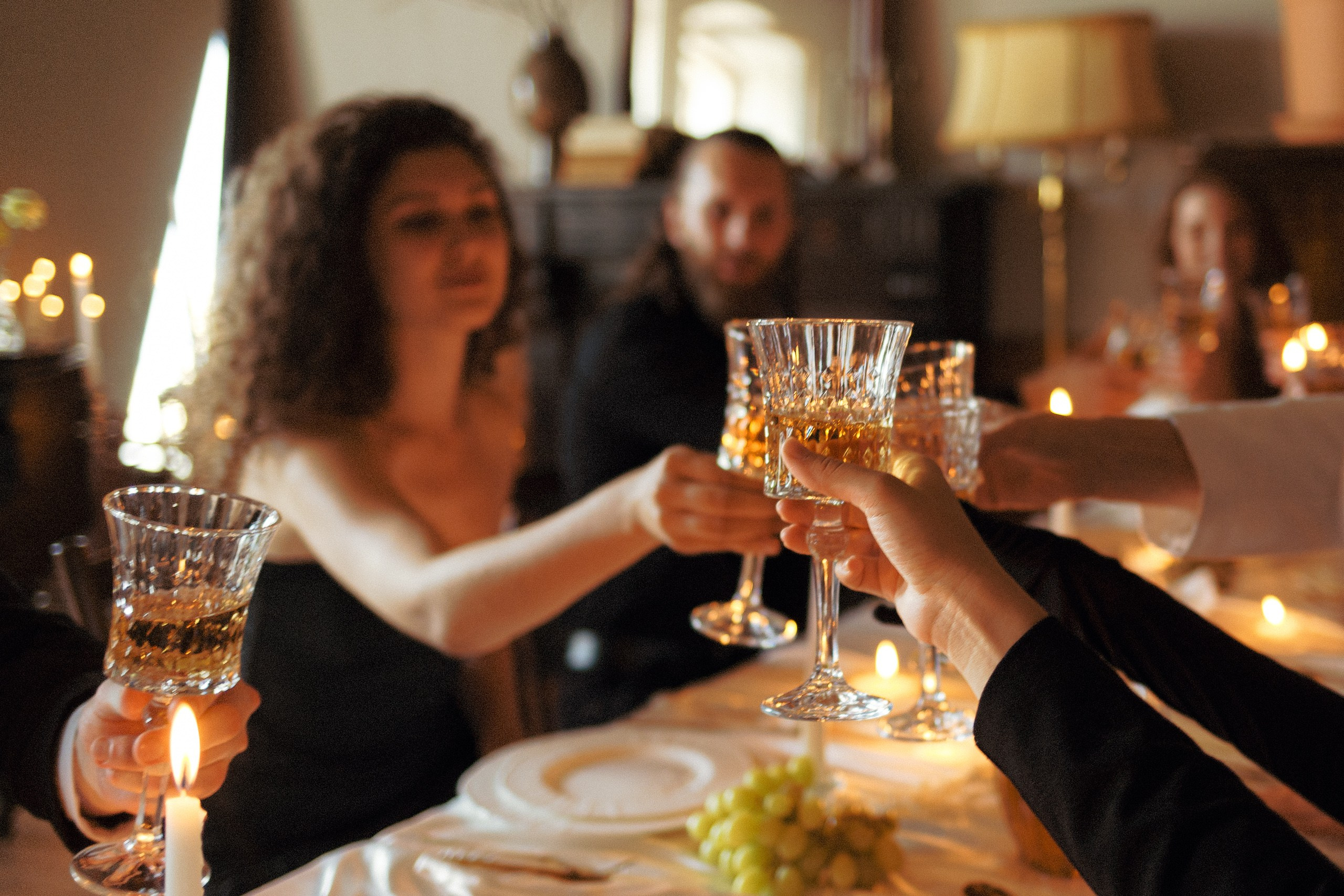Гости чокаются бокалами за свадебным столом — камерная свадьба в Санкт-Петербурге