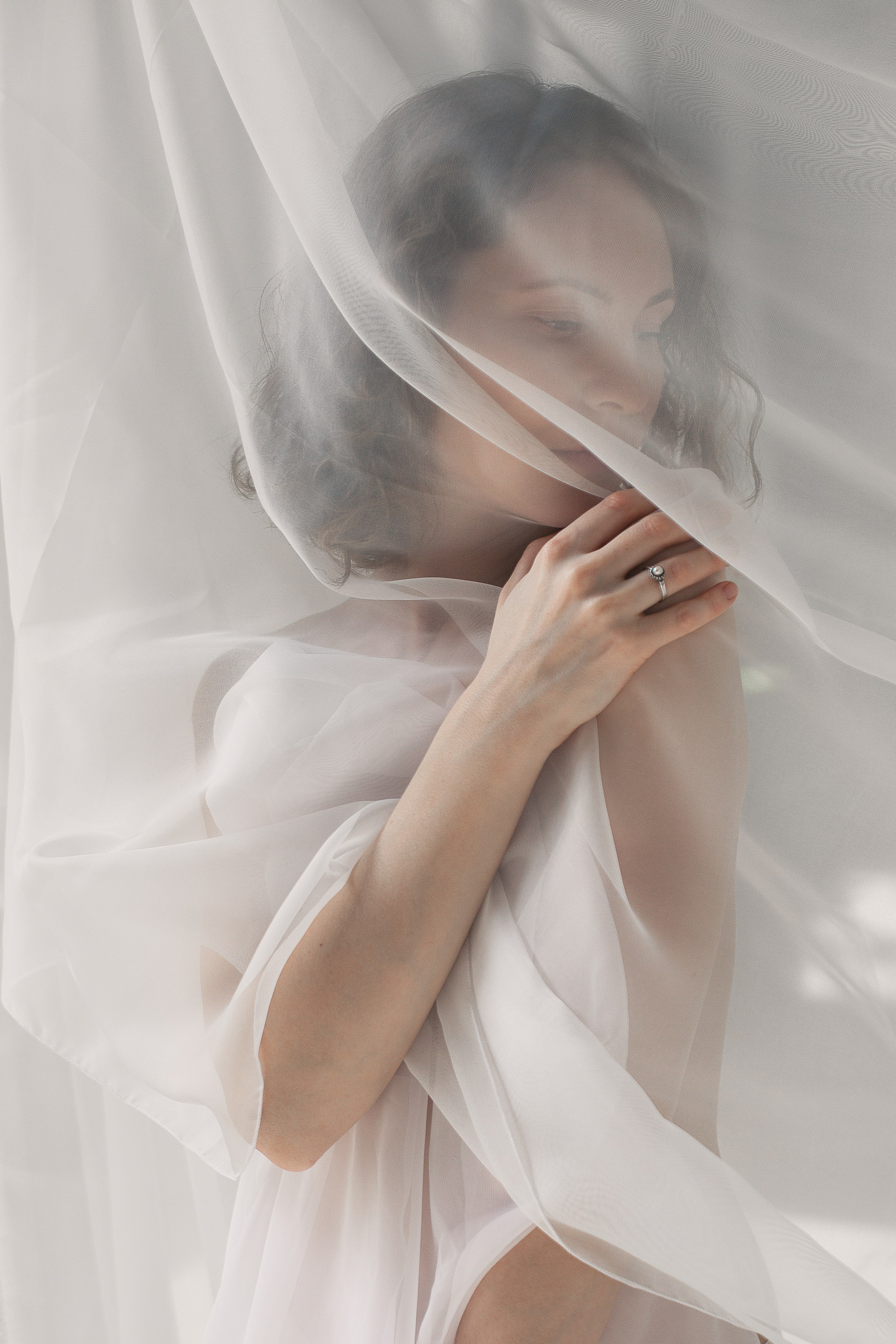 Фотосессия в в студии: загадочная принцесса с короной и вуалью.