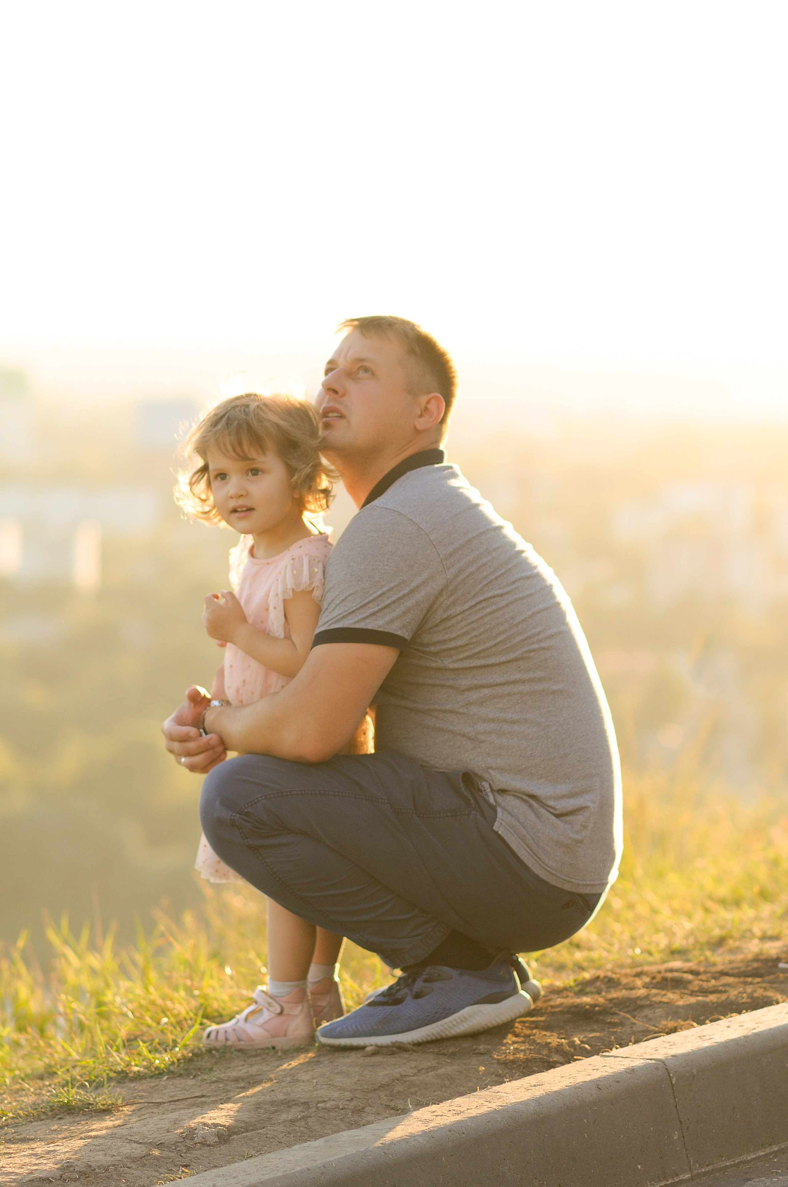 Папа играет с ребенком