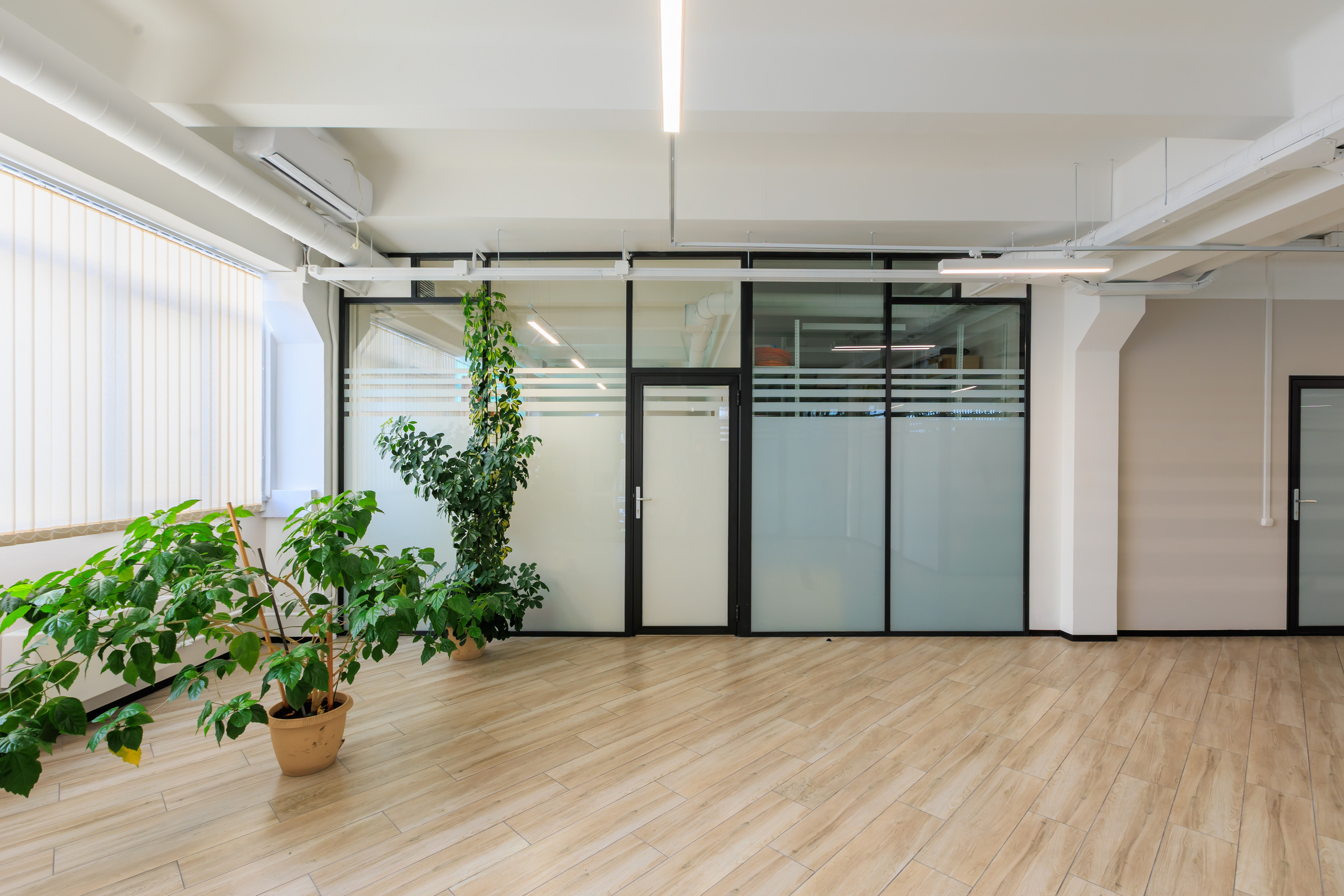 Фотосъемка выполненных работ по монтажу стеклянных перегородок. Контент для бизнеса в Екатеринбурге Полдень Медиа