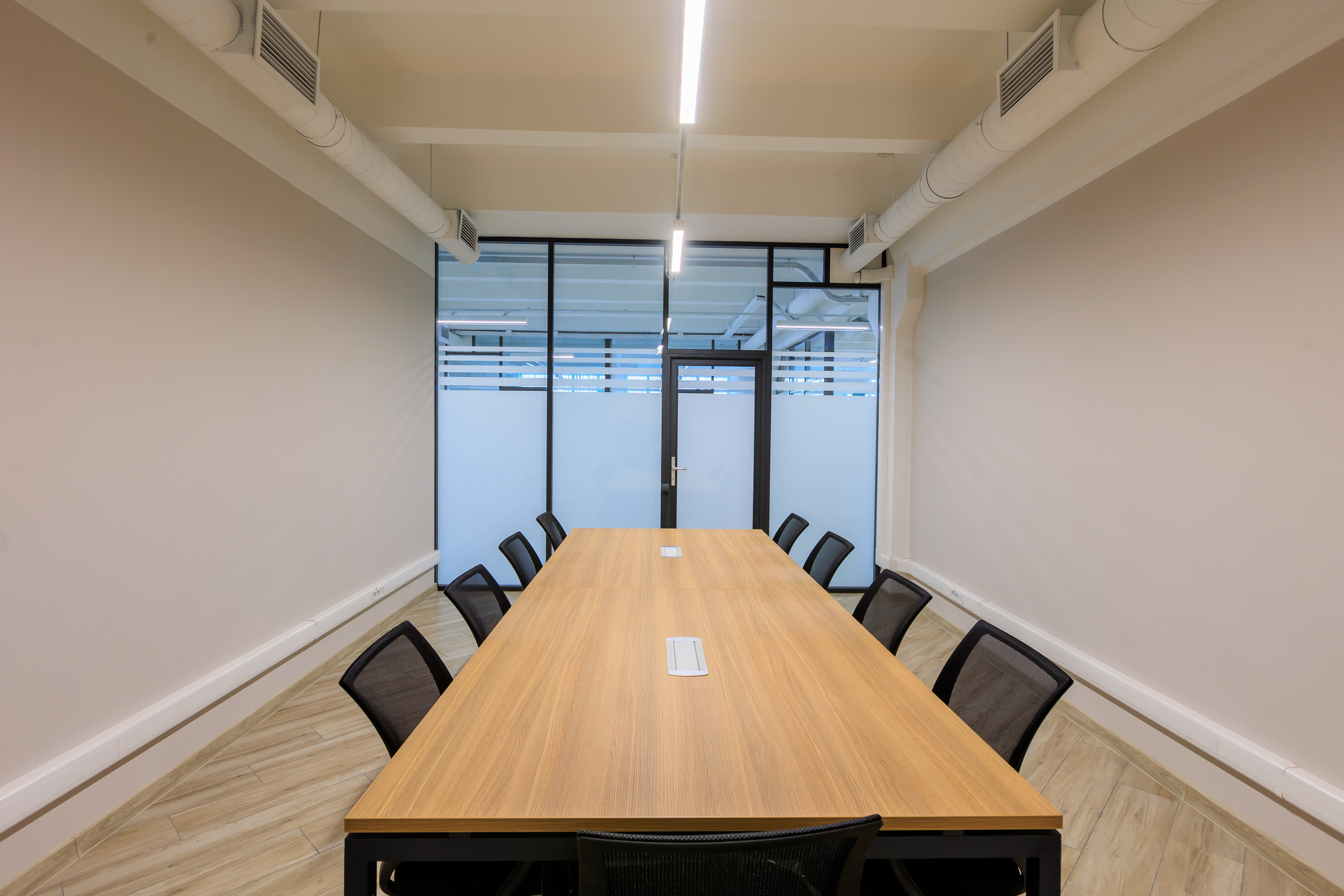 Фотосъемка выполненных работ по монтажу стеклянных перегородок. Контент для бизнеса в Екатеринбурге Полдень Медиа