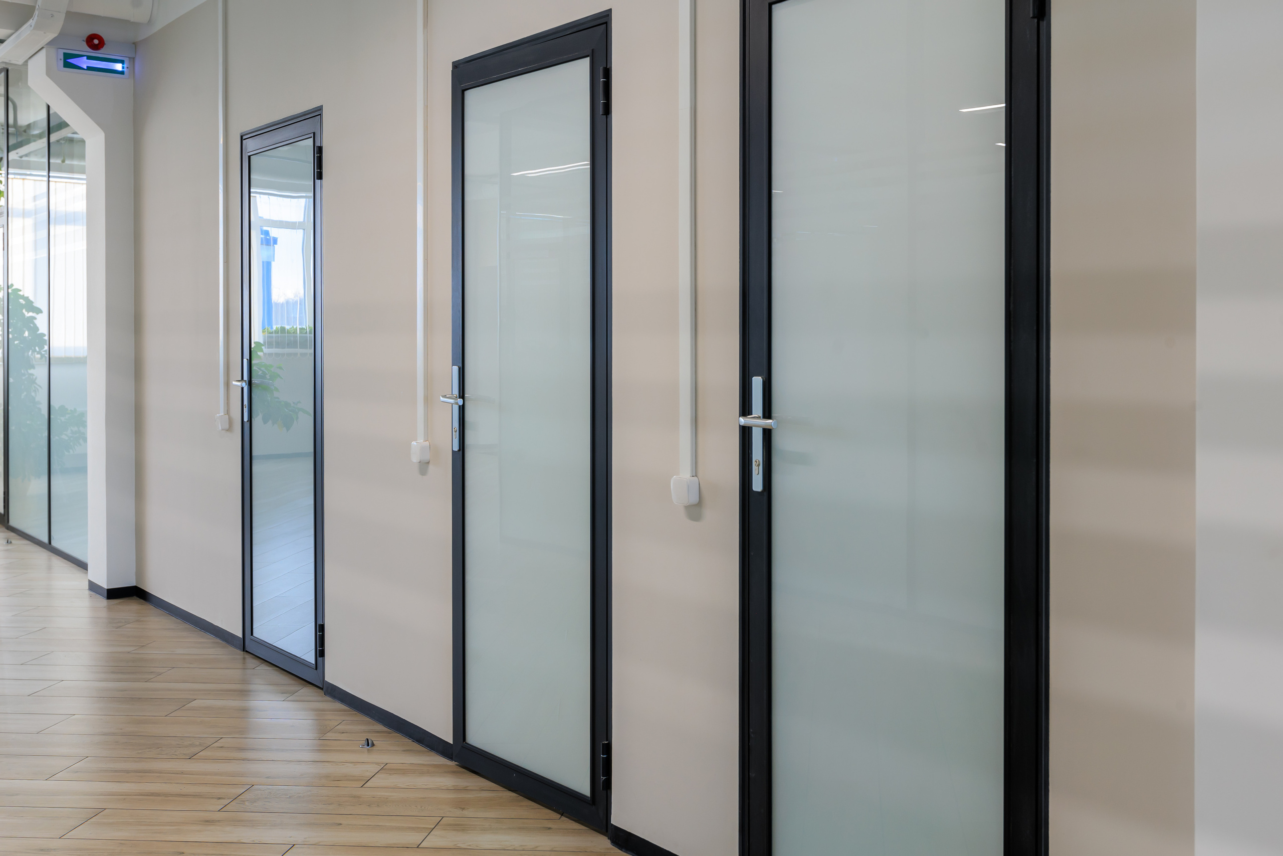 Фотосъемка выполненных работ по монтажу стеклянных перегородок. Контент для бизнеса в Екатеринбурге Полдень Медиа