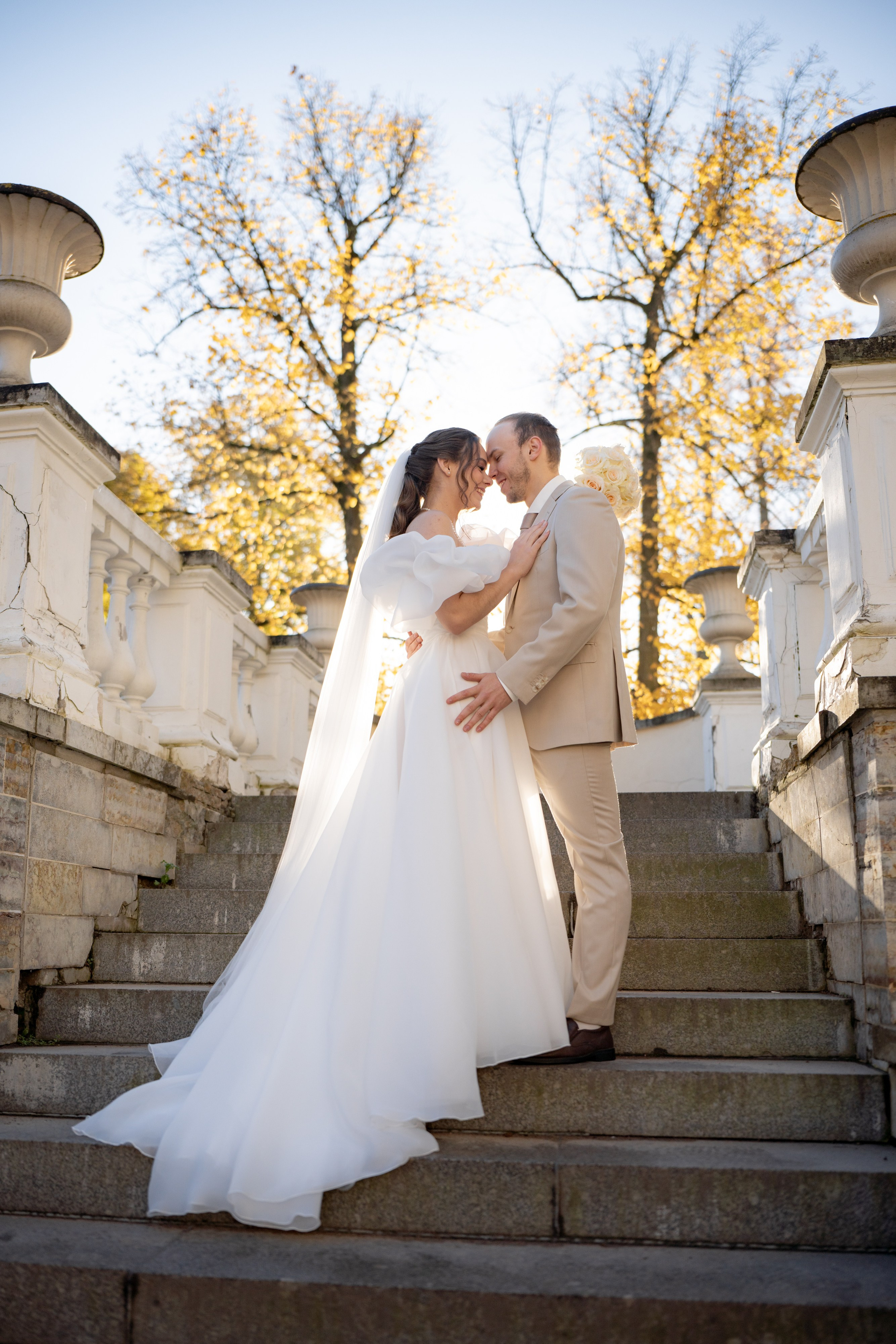 Молодая пара на крыльце загса в Пушкине в солнечный осенний день