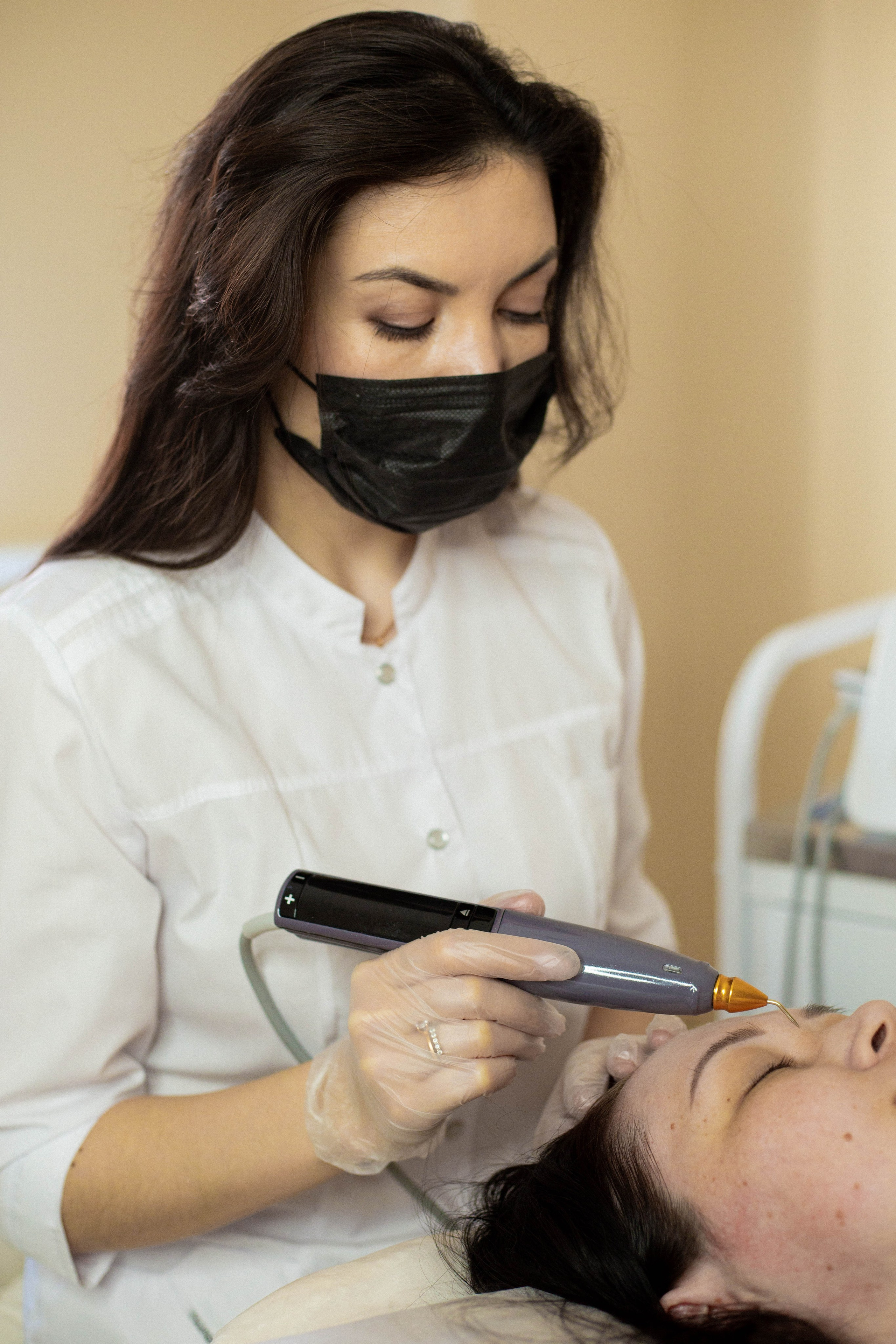 Мастер по холодной плазме. Фотограф Мария Волкова