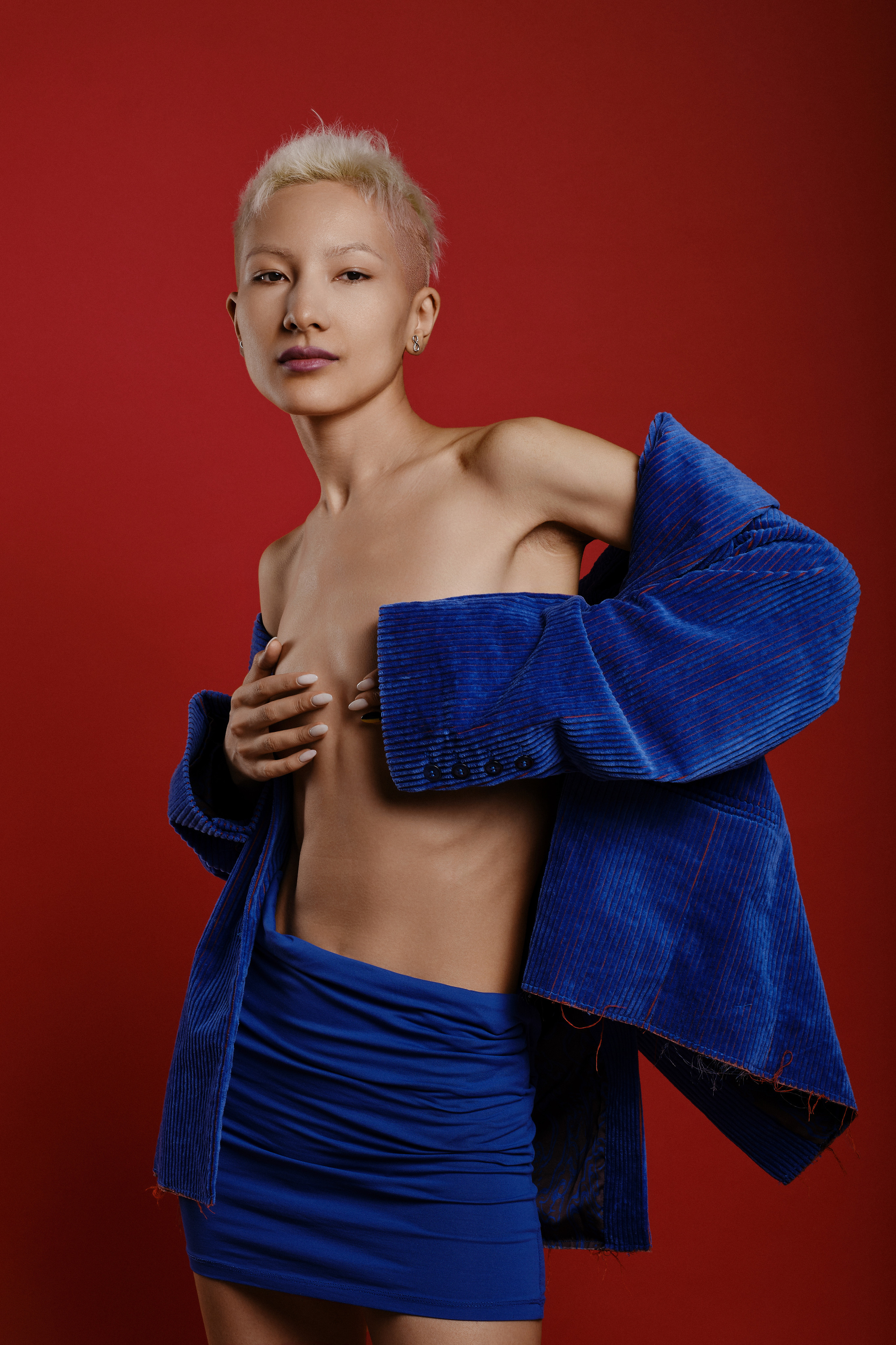 На фото изображена девушка в синем полушубке, который подчеркивает ее стройную фигуру и женственность