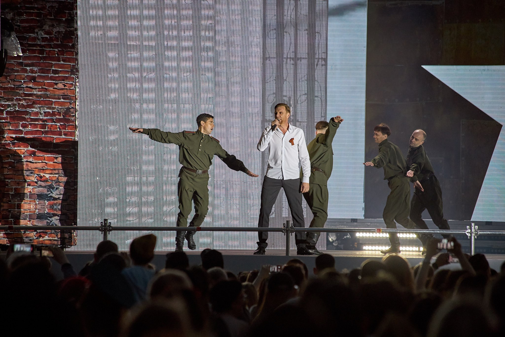 Концерт 9 мая 2025 года на соборной площади. Фотограф Омск | Александр Вандеров