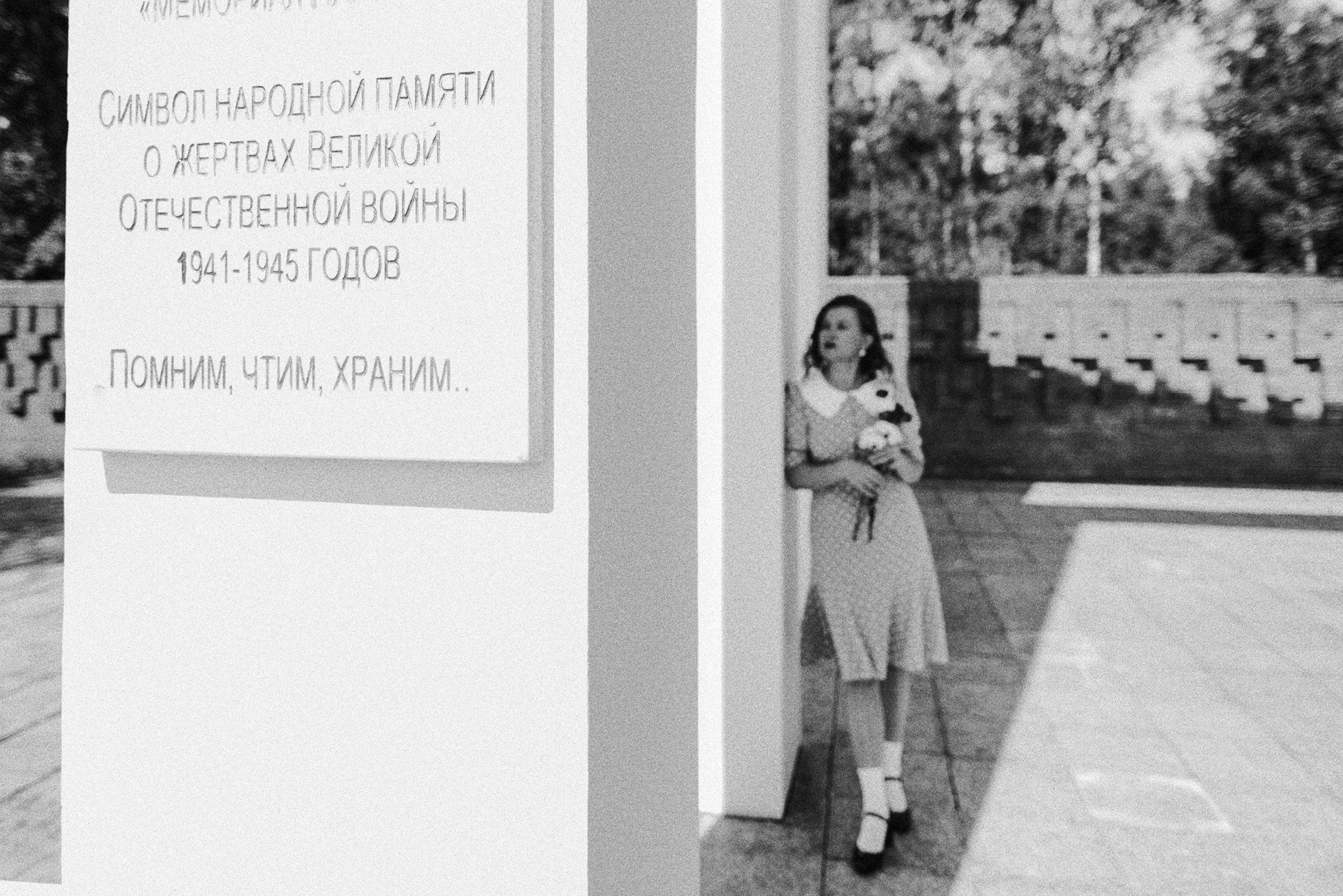 Женский образ в стиле военных лет, съемка среди цветущих яблонь