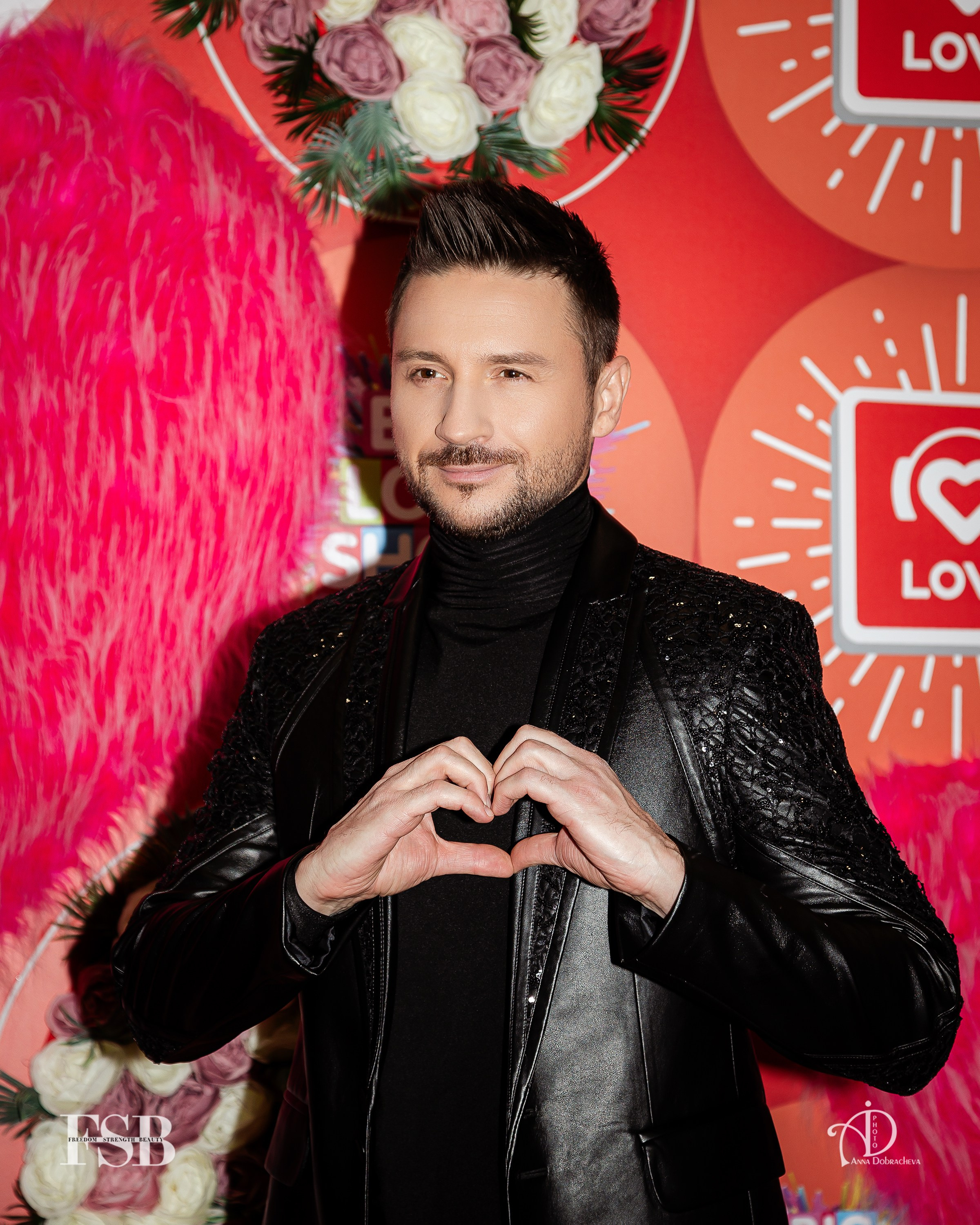 Сергей Лазарев сделал из рук сердечко в преддверии 14 февраля на красной дорожке в Москве BIG LOVE SHOW 2024