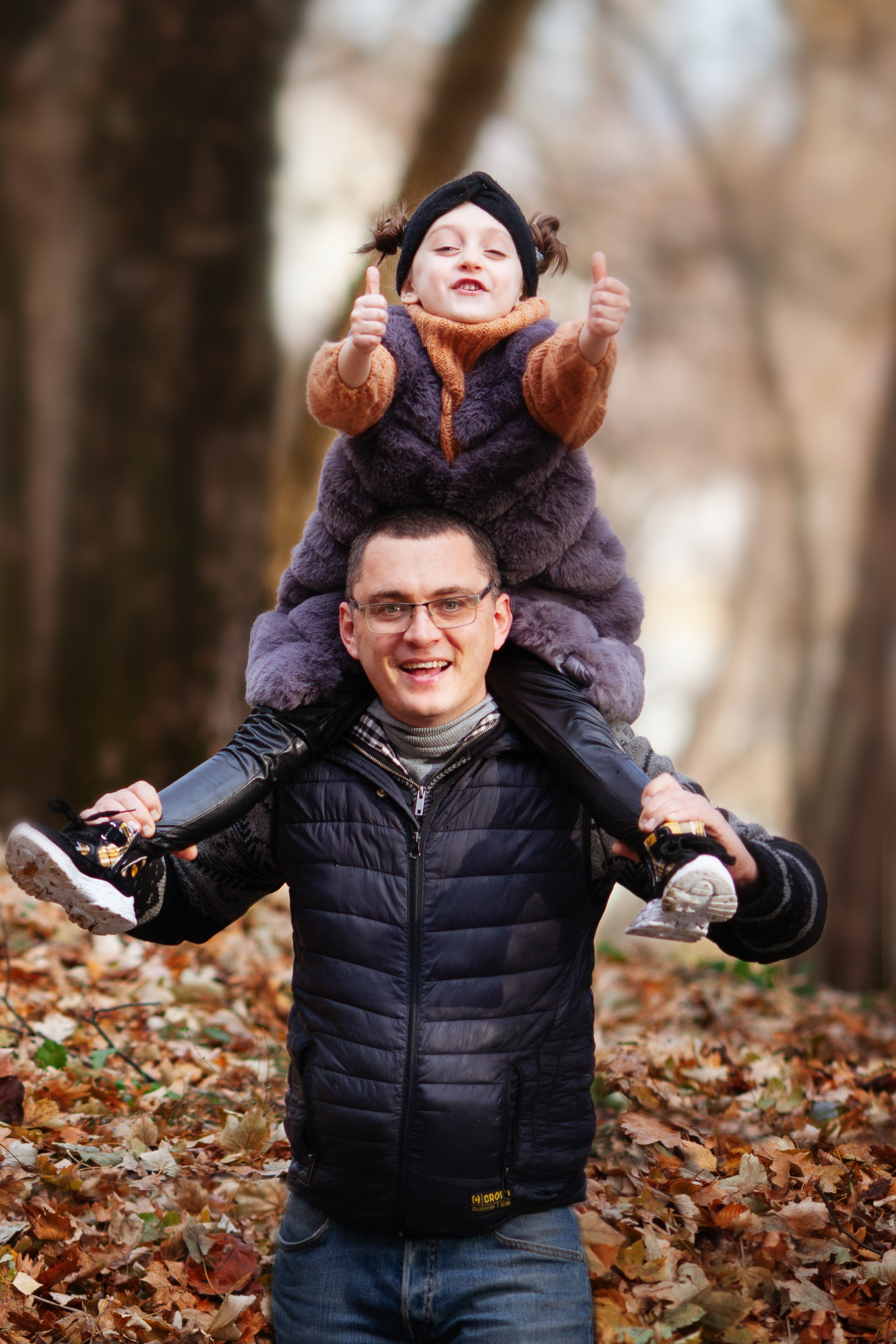 Папа дочкой на осенней фотосессии в парке