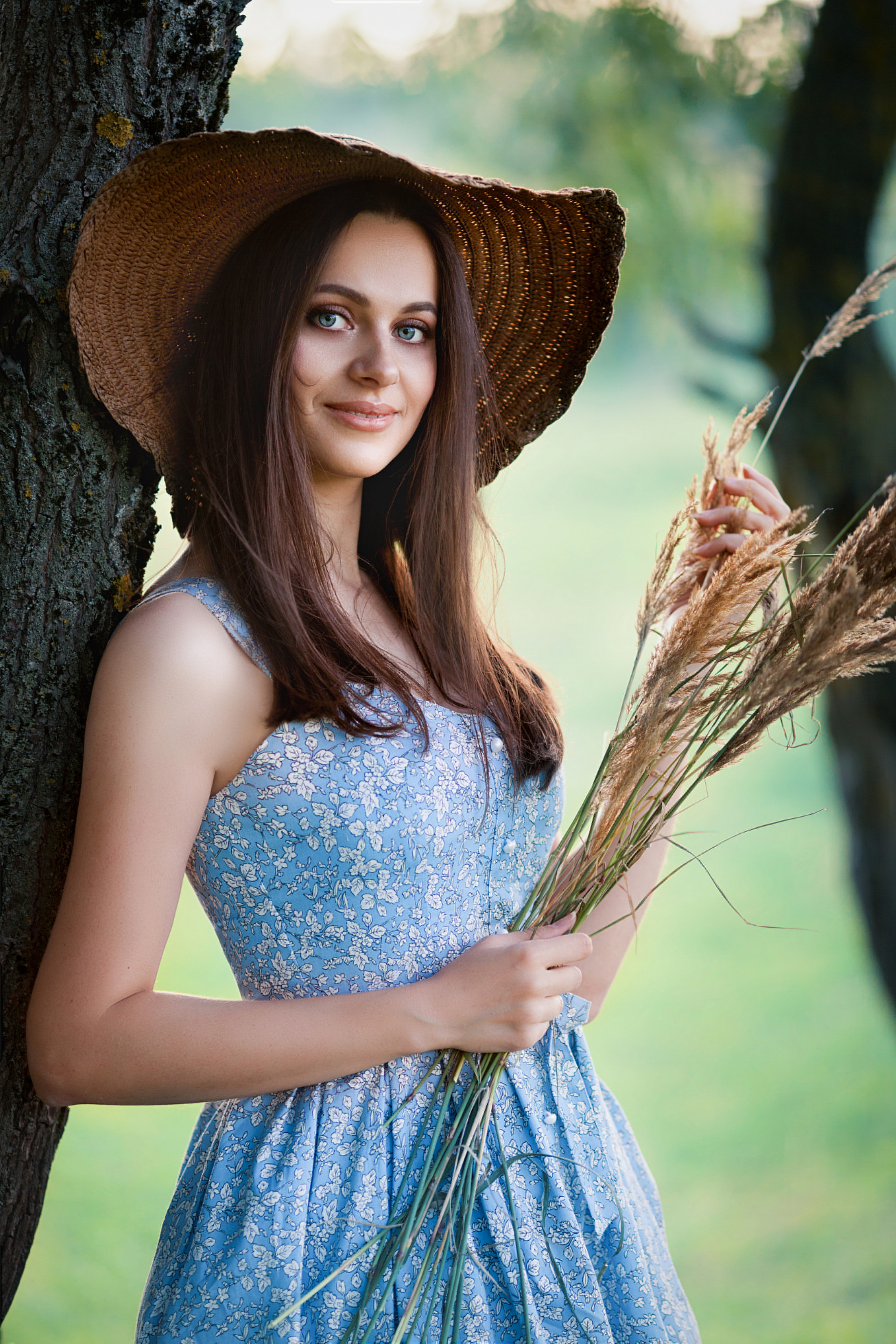 Девушка со снопом в руке на природе в Армянском лесу Пятигорска