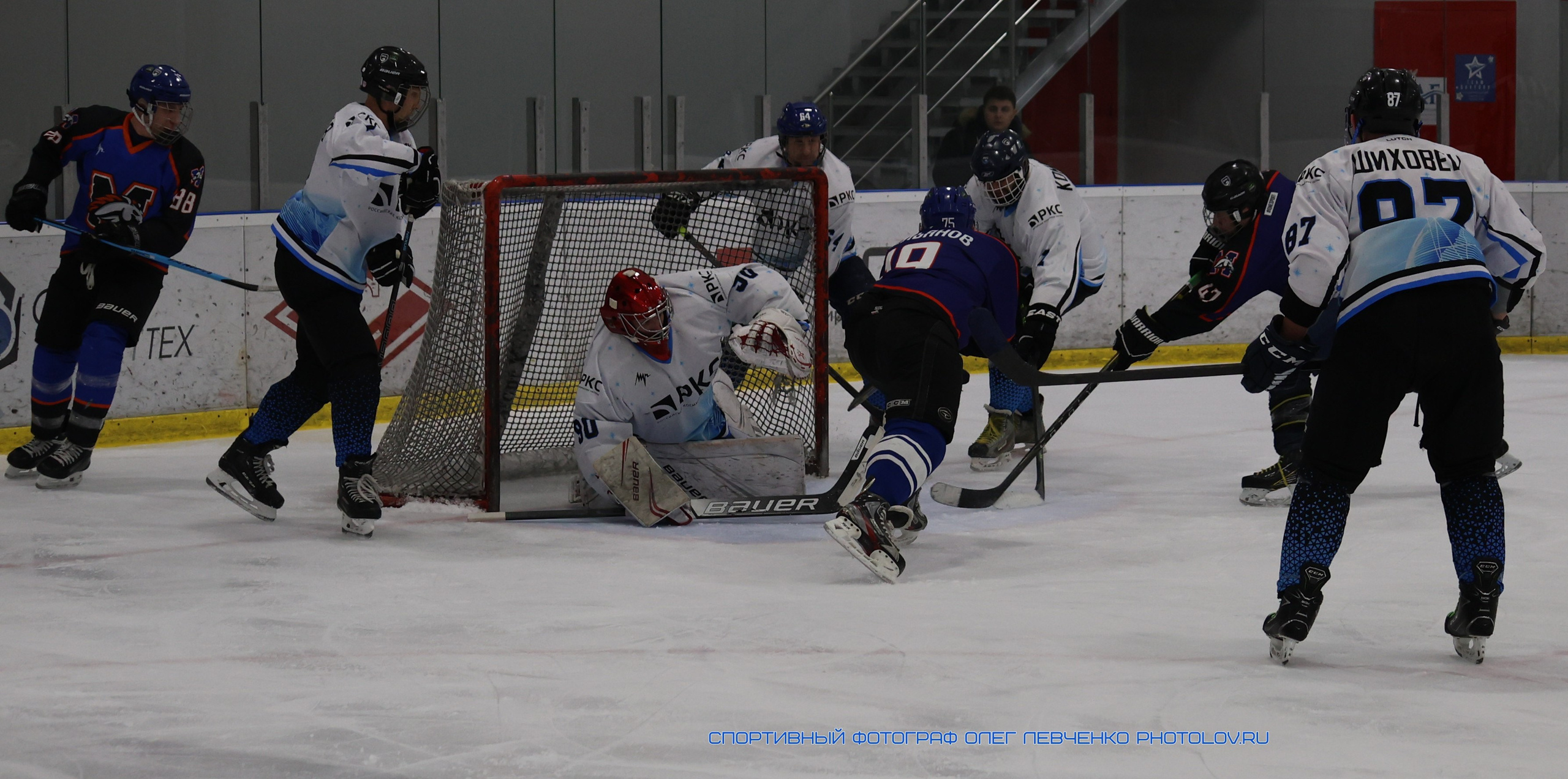 Борьба хоккеистов перед воротами