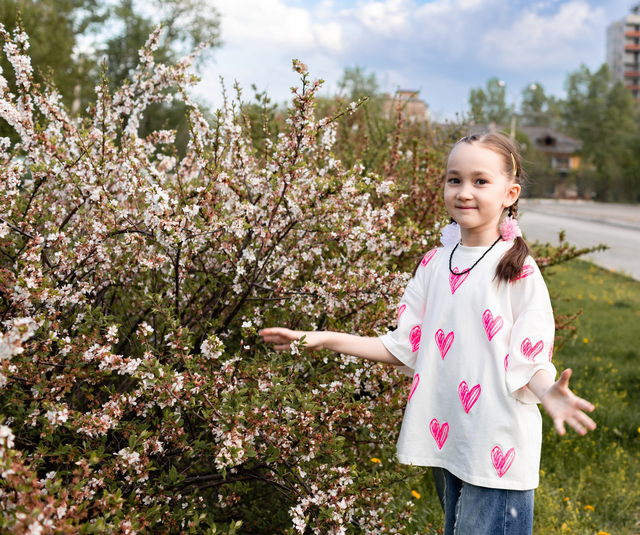 Мадина в цветущем парке. Семейный и детский фотограф в Хабаровске Алевтина Проскурякова