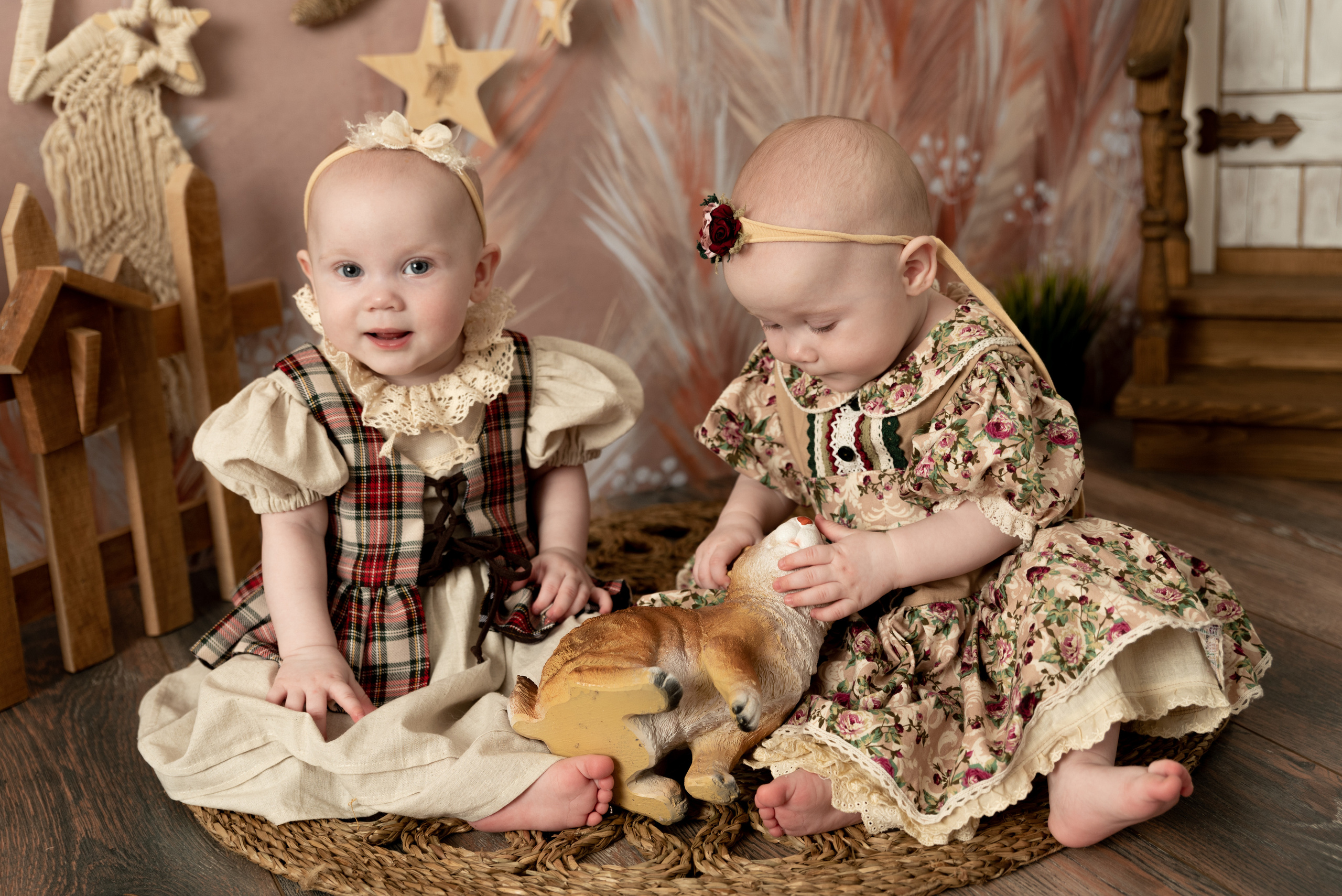 Двойняшки Варвара и Мелисса, проект «БОХО». Фотограф новорожденных в Нижневартовске Лара Курдюкова