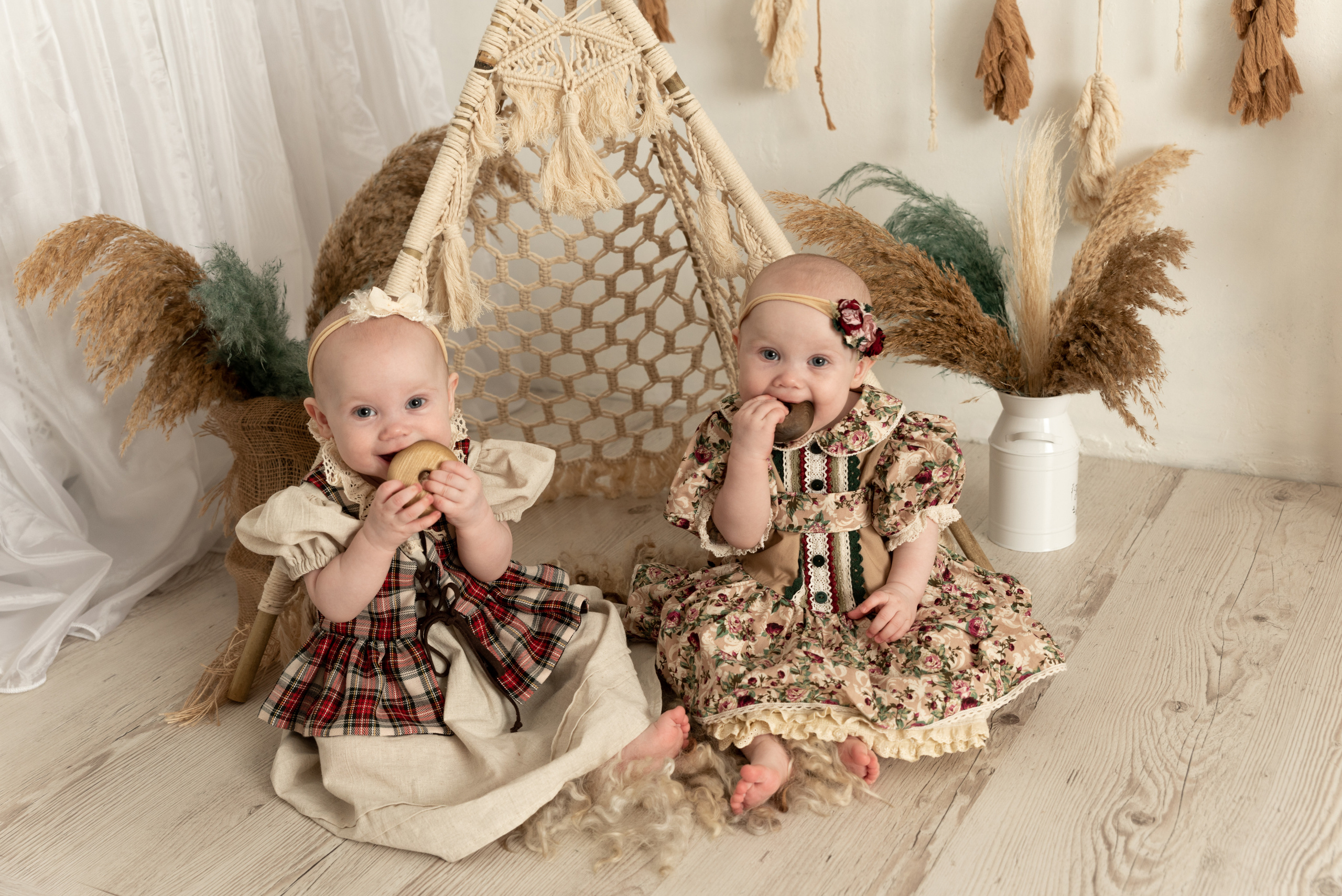 Двойняшки Варвара и Мелисса, проект «БОХО». Фотограф новорожденных в Нижневартовске Лара Курдюкова