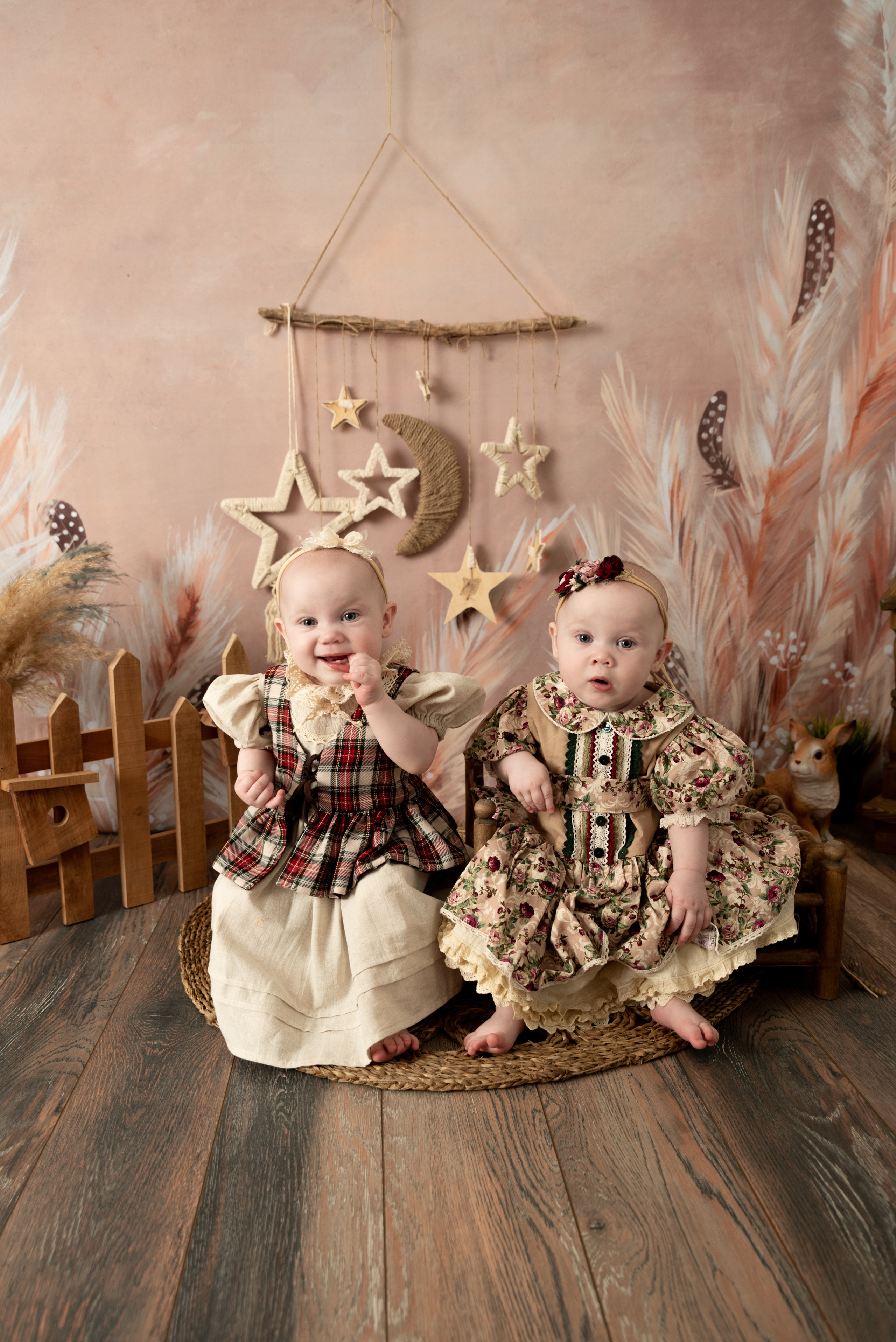 Двойняшки Варвара и Мелисса, проект «БОХО». Фотограф новорожденных в Нижневартовске Лара Курдюкова