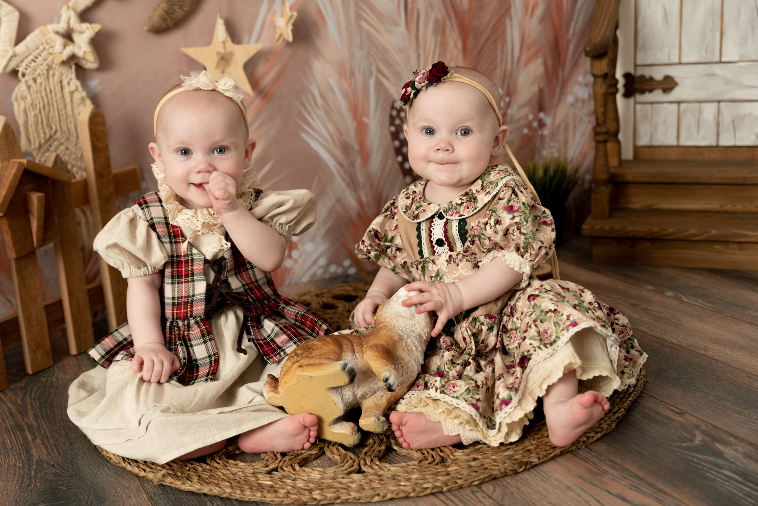 Двойняшки Варвара и Мелисса, проект «БОХО». Фотограф новорожденных в Нижневартовске Лара Курдюкова