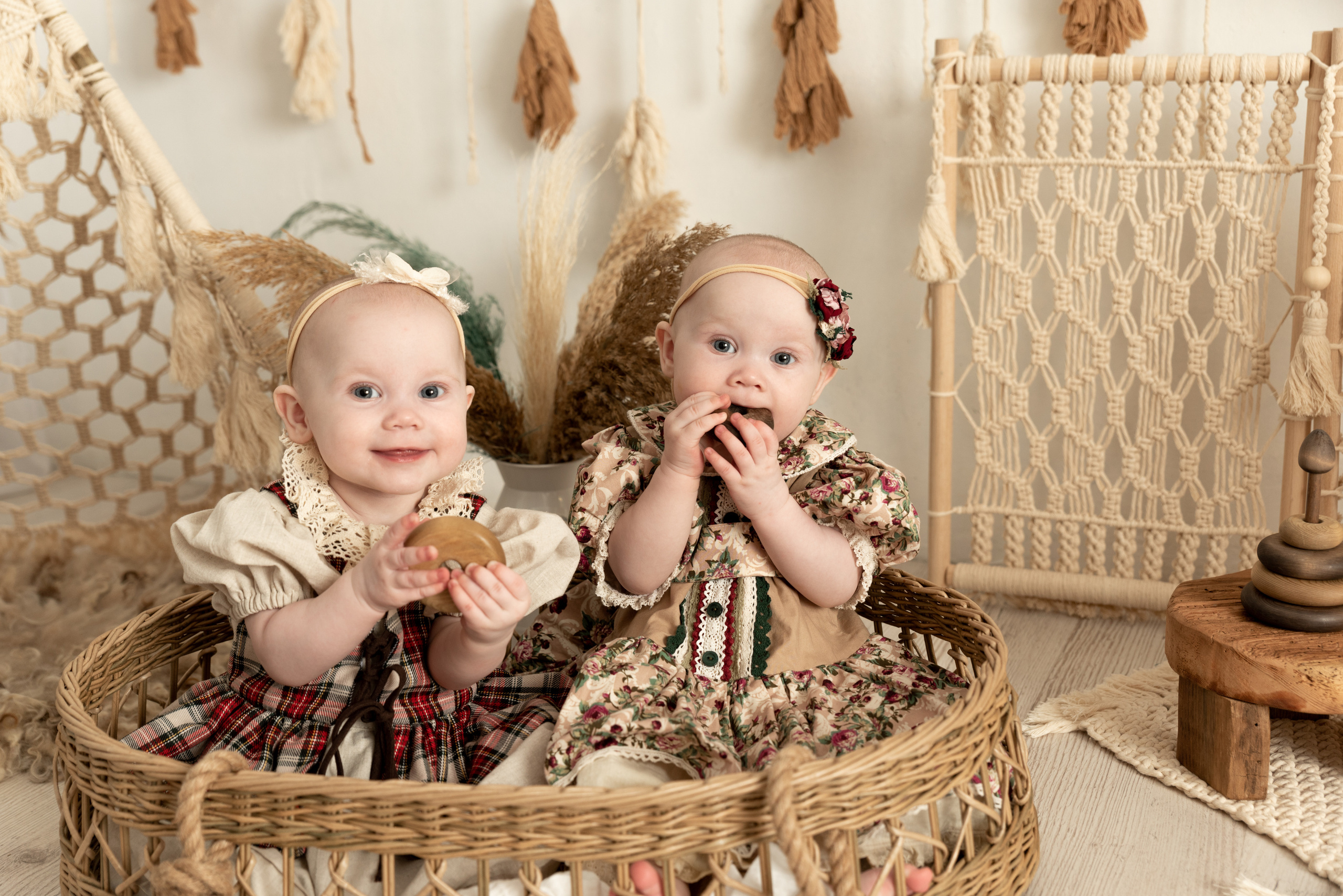 Двойняшки Варвара и Мелисса, проект «БОХО». Фотограф новорожденных в Нижневартовске Лара Курдюкова