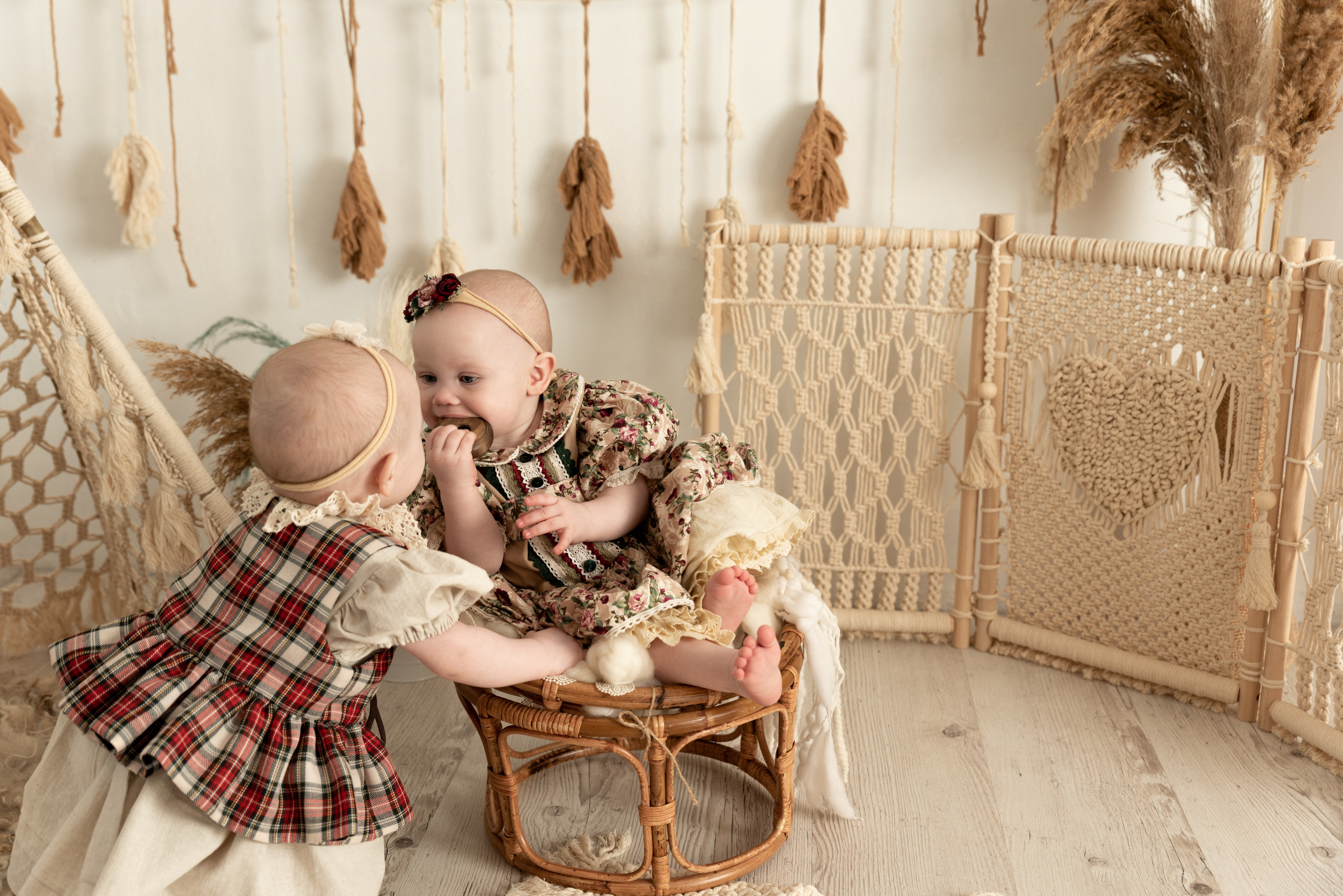 Двойняшки Варвара и Мелисса, проект «БОХО». Фотограф новорожденных в Нижневартовске Лара Курдюкова