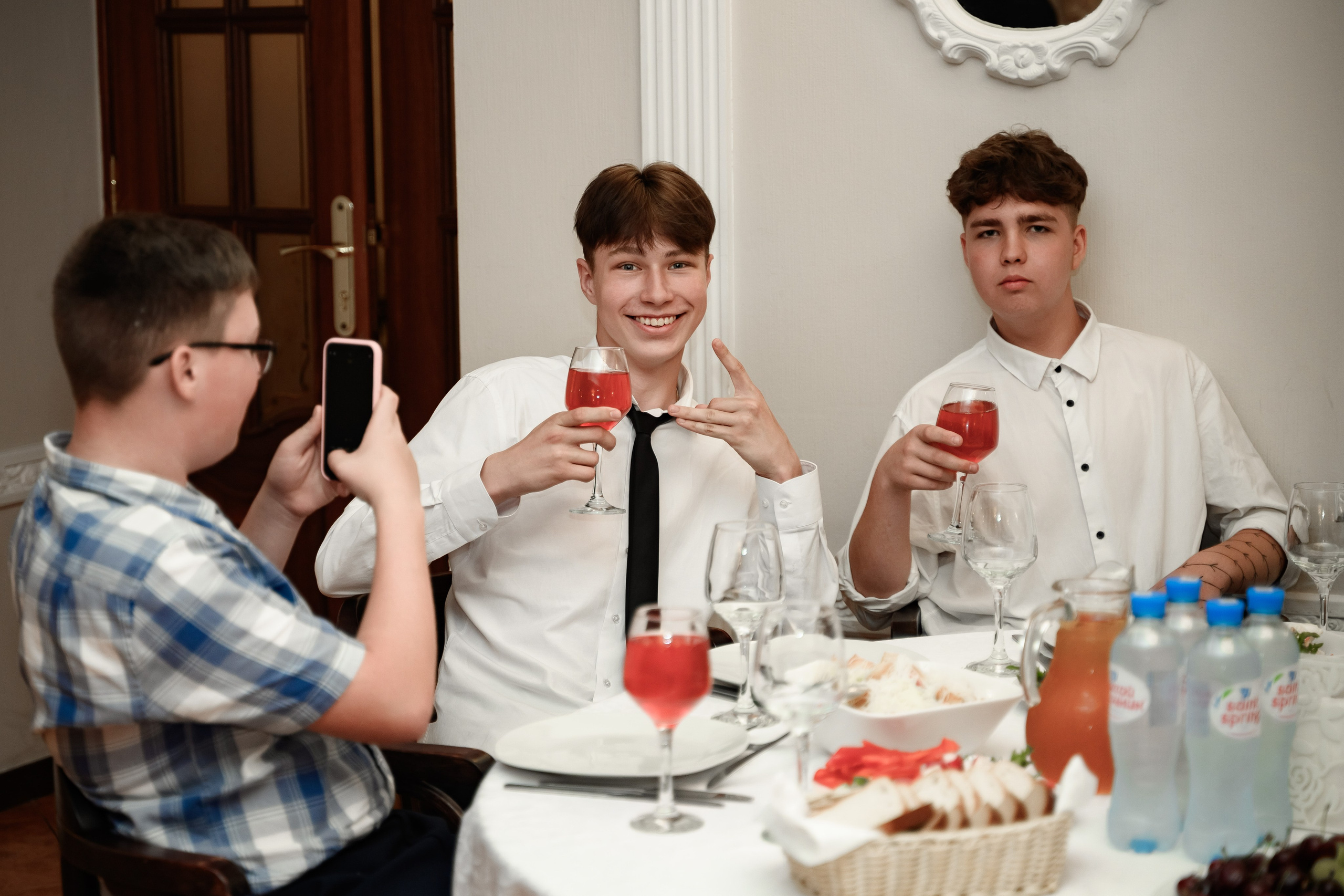 Фотосъёмка выпускников на выпускном вечере в ресторане на фонтанке.