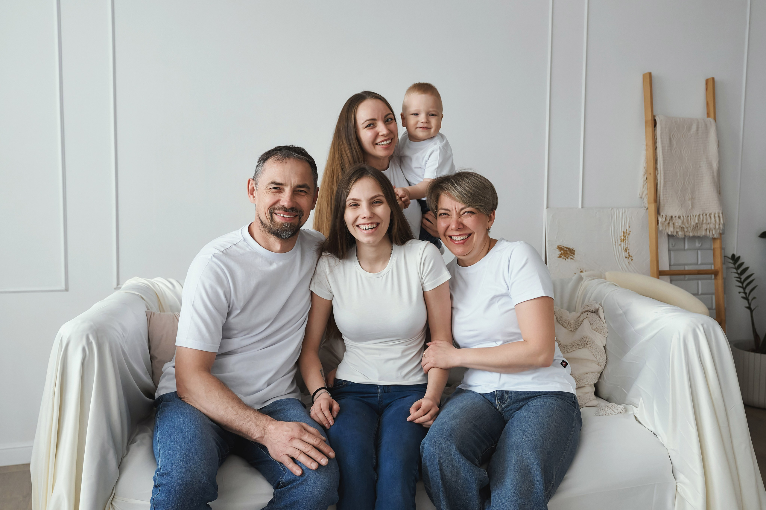 Семейная фотосессия в студии с детьми. Семейный фотограф Евгений Опарин