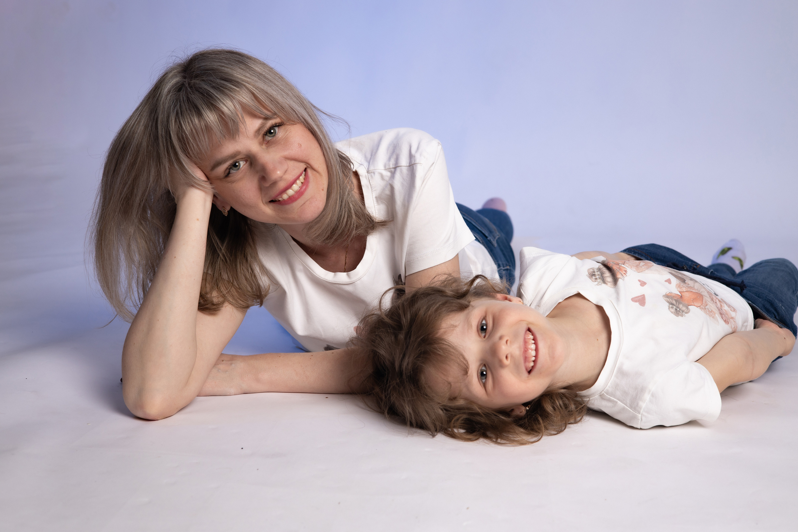 Мама и дочка лежат на полу. Семейная фотосессия Астрахань.