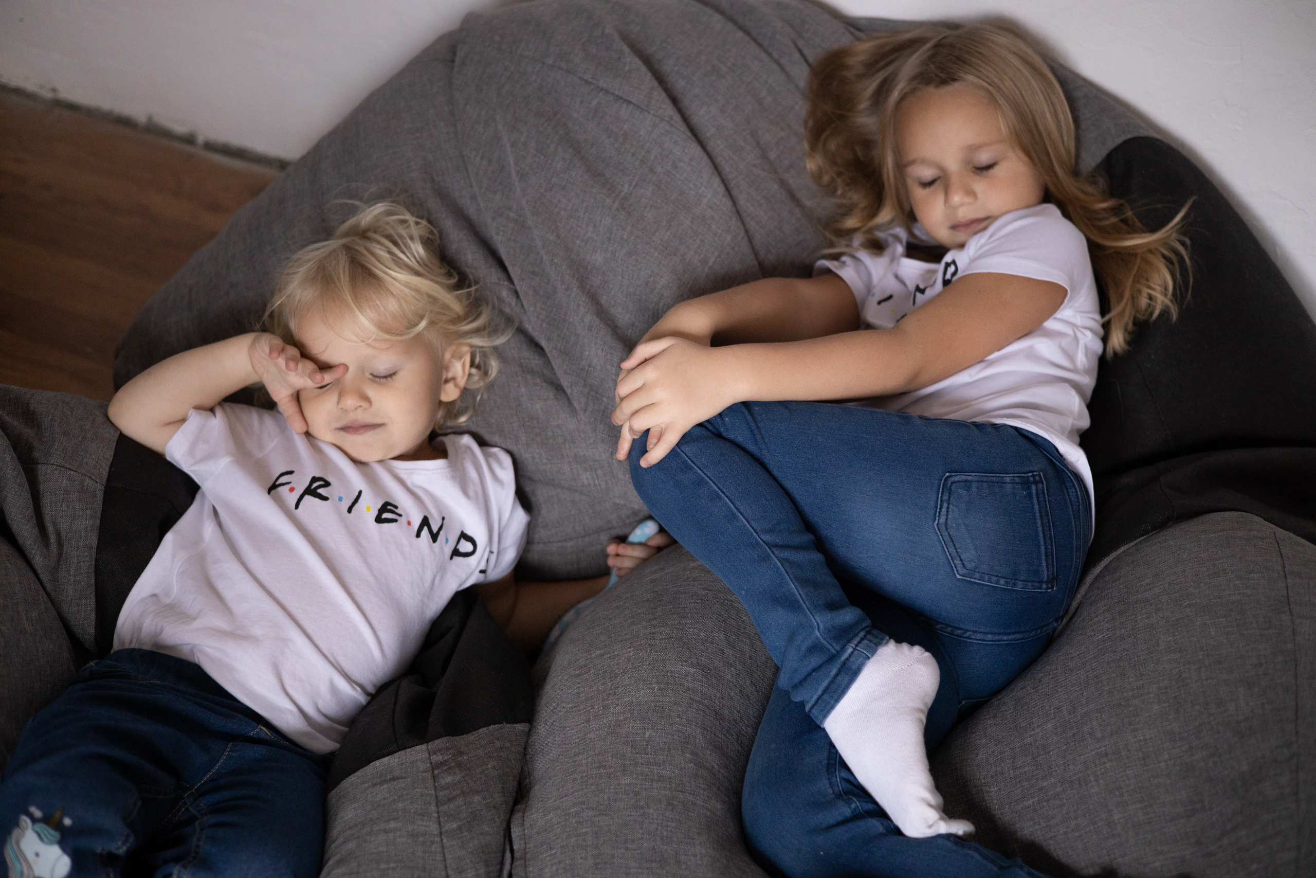 Двое детей лежат на матрасе, студийная съёмка. Семейная фотосессия Астрахань.