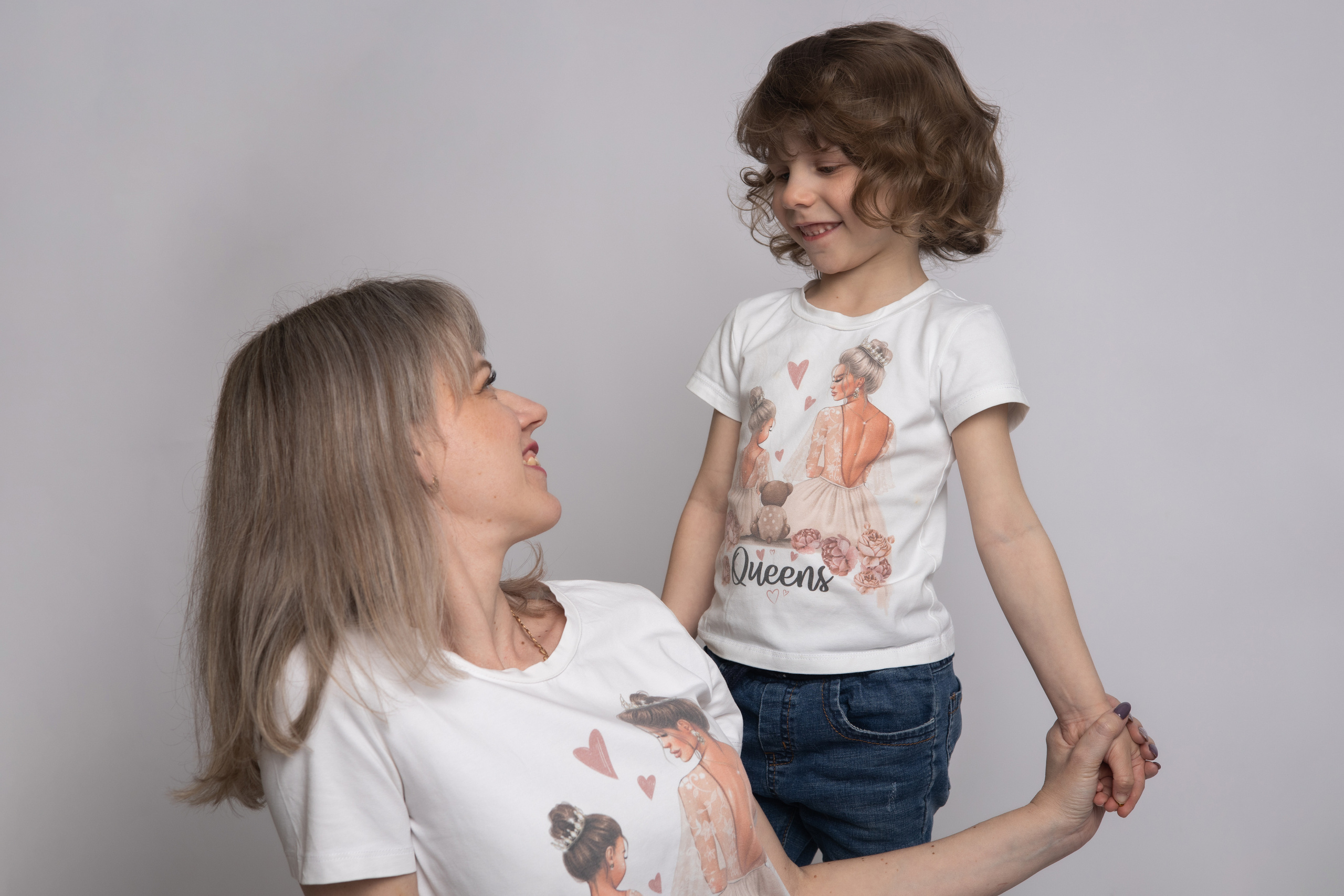 Мама и дочка смотрят друг на друга, мама сидит, дочка стоит. Семейная фотосессия Астрахань.