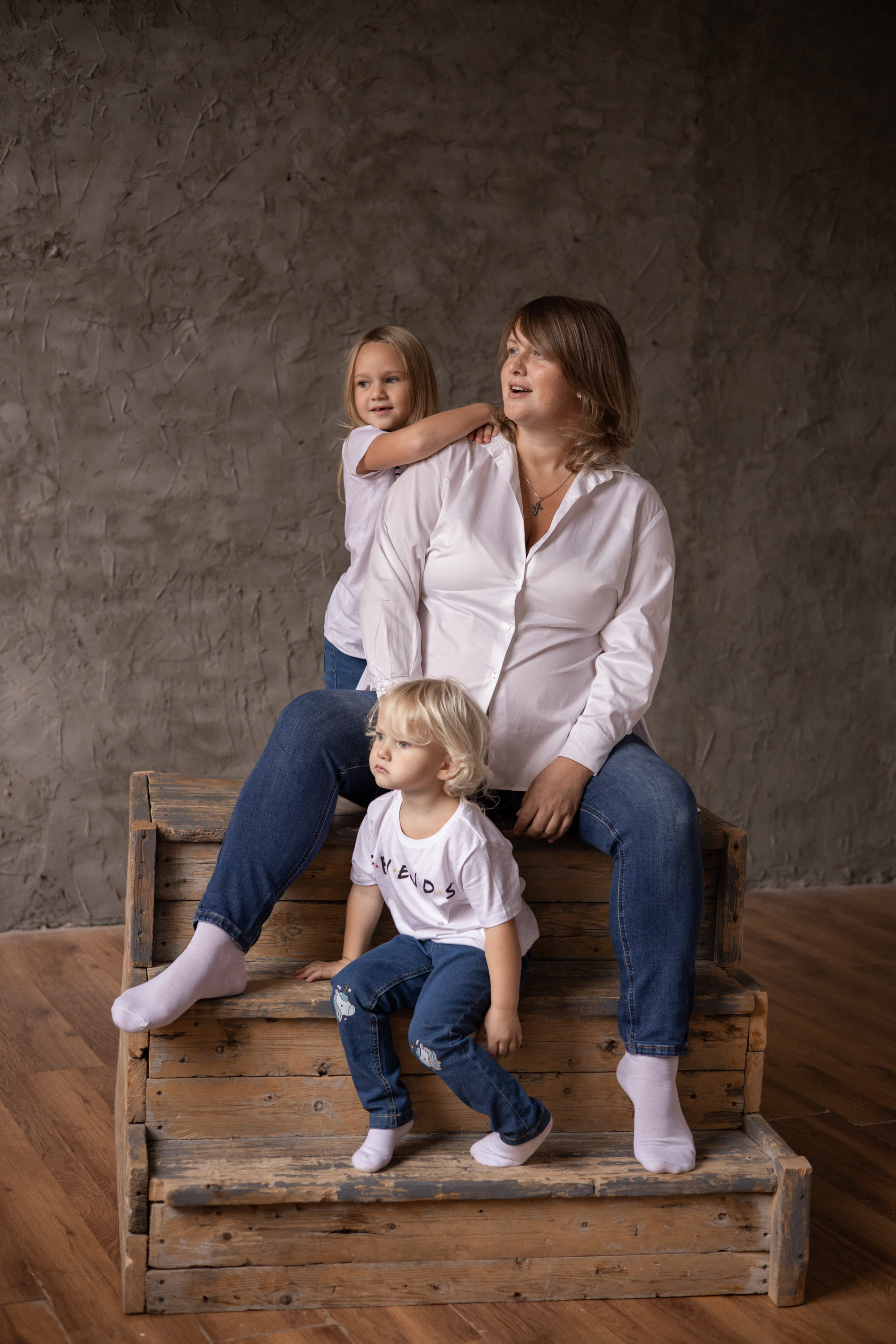 Мама и двое детей сидят на ступенях. Семейная фотосессия Астрахань.