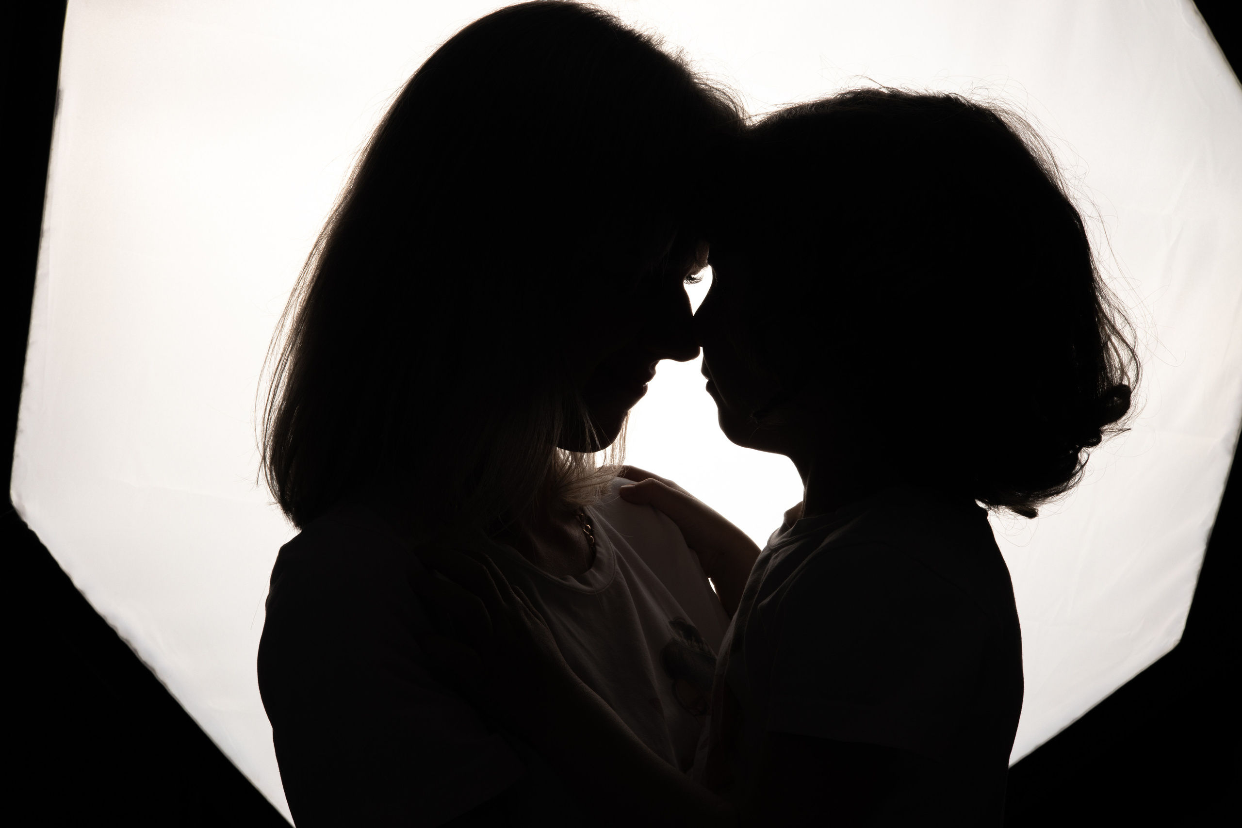 Мама и дочка в профиль, дочка на руках у мамы. Семейная фотосессия Астрахань.