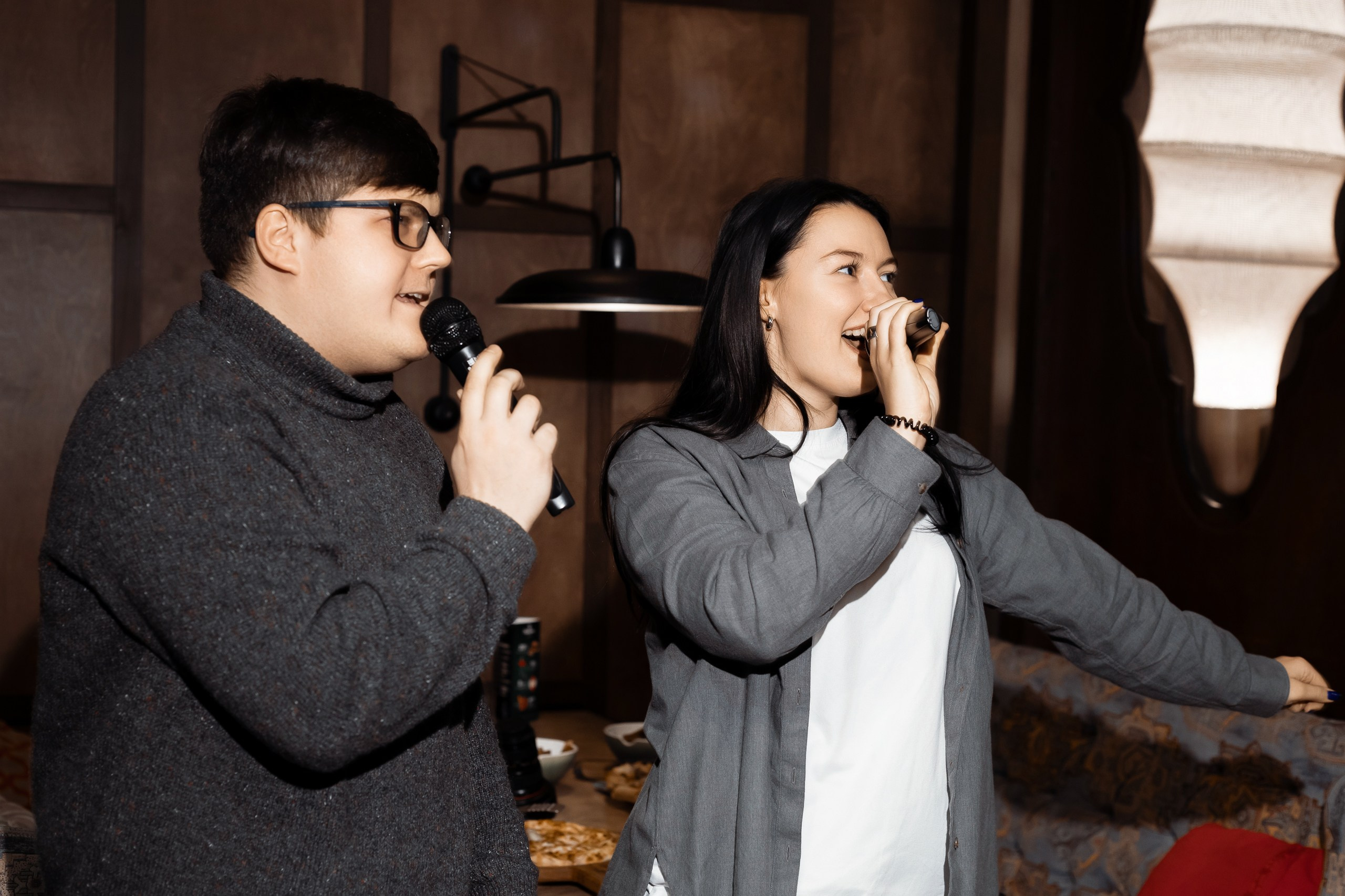 Репортажная фотосъемка квиз-шоу ЛИГА ИНДИГО в ресторане Пахвала. Фотограф в Санкт-Петербурге — Сергей Петров