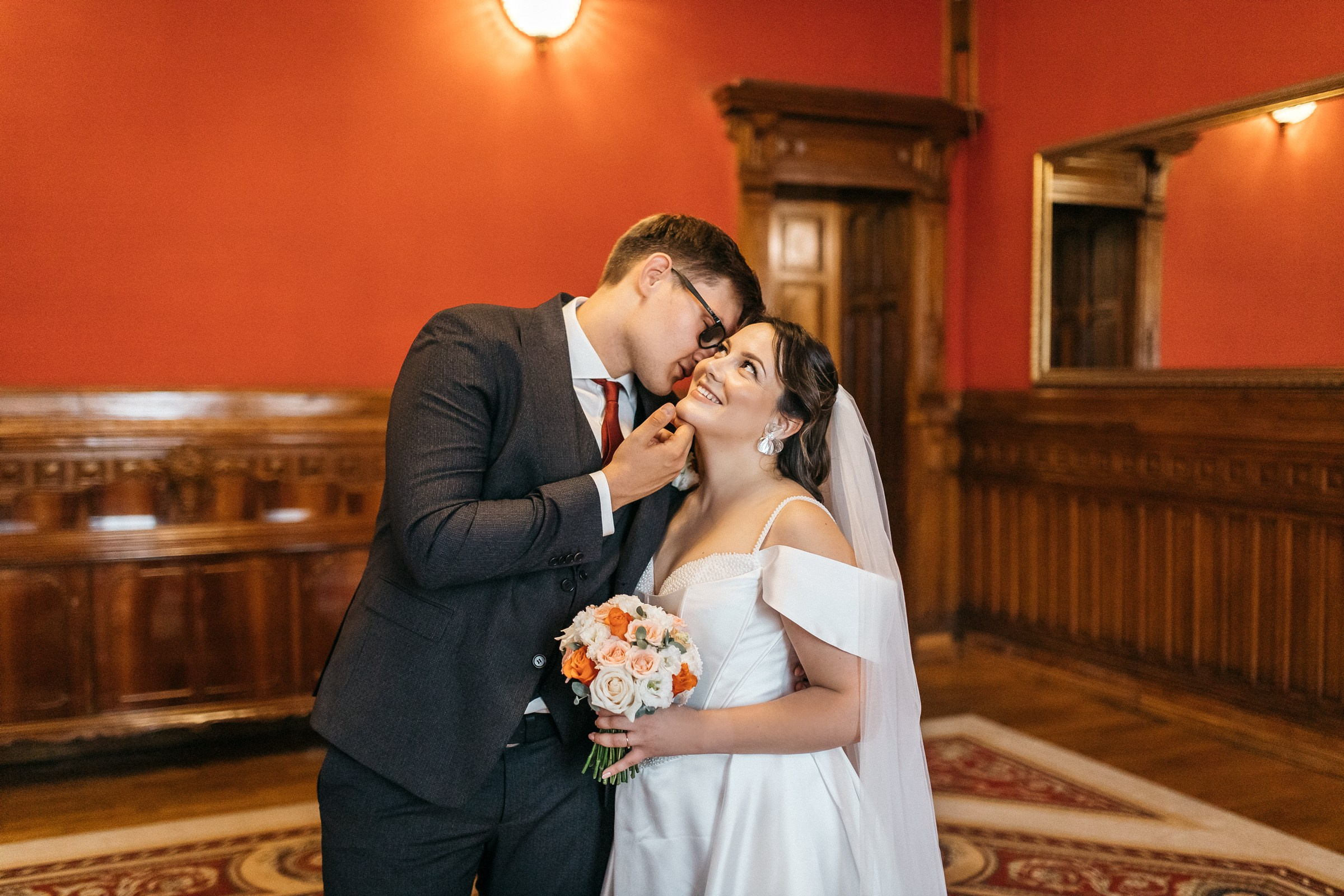 Свадьба красивой пары во Дворце бракосочетания 2 на Фурштатской в Питере.